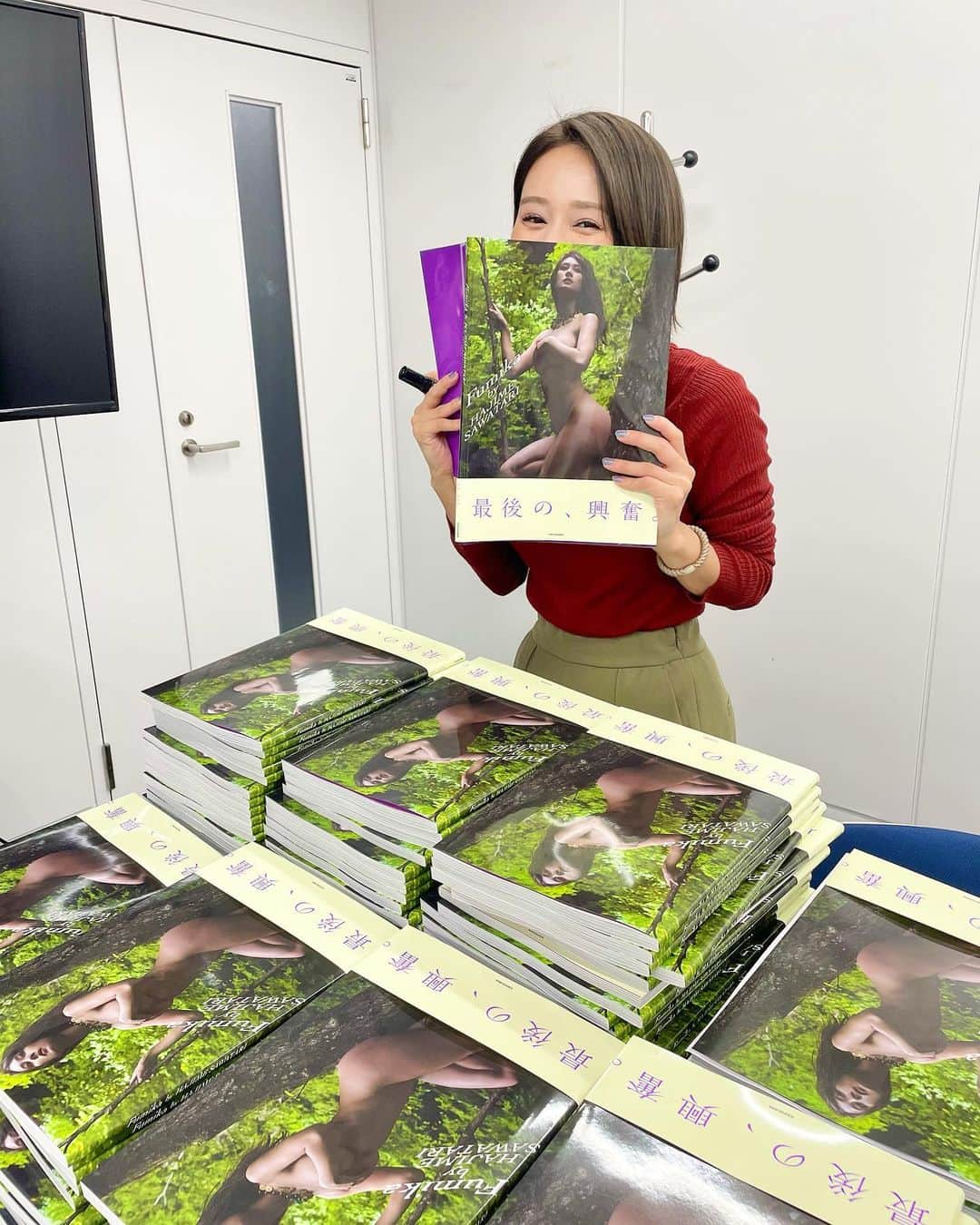 のインスタグラム：「. . 2nd写真集発売まで、あと2日✌🏻❤︎！  〜『Fumika by HAJIME SAWATARI』〜  製本された本に感動。 形になるまで色んなことがありました。  約2年半前のデビューからの想いを 凝縮させたものを体現した 『集大成 & 最高傑作』です👏🏻  お楽しみにー❤︎✨  #フミカ#女優#グラビア#actress #2nd写真集#写真集発売」
