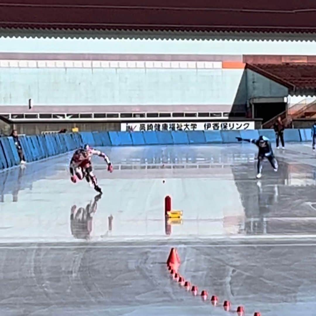 加藤条治さんのインスタグラム写真 - (加藤条治Instagram)「先日の全日本選抜 伊香保大会 36.04で8位。  現役引退後、トレーニングに時間をとることは出来ませんがまだまだレースができます。  うまく滑れたり、全然思うようにいかない部分もありますが、それも今の自分であり大好きです。  観にきてくれた方々にも楽しんでもらえるレースが出来たのではないかと。  まだスケート脱ぎません。 スピードスケートが、現役選手だけのスポーツでなく幅広い層に楽しんでもらえる競技であって欲しいですね。  応援、サポートありがとうございました！  #博慈会 #アイングループ #コンサドーレ札幌 #ellmanjapan #あづみ野石産 #AJINOMOTO #アミノバイタル #oakley #redbull  #引退後のレース #スピードスケート　#speedskating」2月8日 9時56分 - jojikato0206