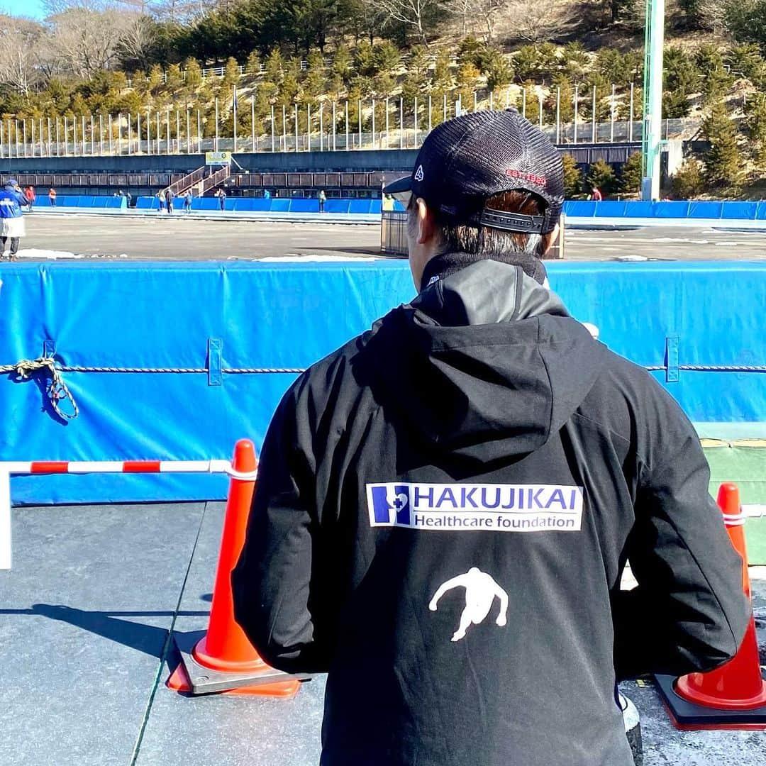 加藤条治さんのインスタグラム写真 - (加藤条治Instagram)「先日の全日本選抜 伊香保大会 36.04で8位。  現役引退後、トレーニングに時間をとることは出来ませんがまだまだレースができます。  うまく滑れたり、全然思うようにいかない部分もありますが、それも今の自分であり大好きです。  観にきてくれた方々にも楽しんでもらえるレースが出来たのではないかと。  まだスケート脱ぎません。 スピードスケートが、現役選手だけのスポーツでなく幅広い層に楽しんでもらえる競技であって欲しいですね。  応援、サポートありがとうございました！  #博慈会 #アイングループ #コンサドーレ札幌 #ellmanjapan #あづみ野石産 #AJINOMOTO #アミノバイタル #oakley #redbull  #引退後のレース #スピードスケート　#speedskating」2月8日 9時56分 - jojikato0206