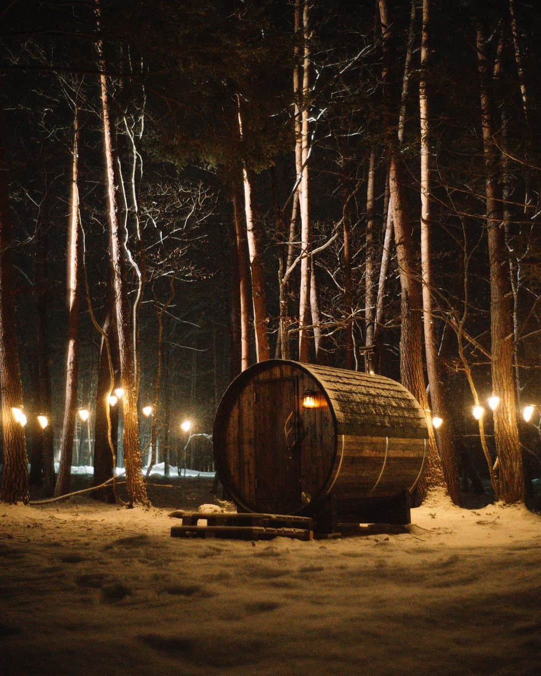 Naokoのインスタグラム：「SAUNA at @anahiresortkuroyon ⛄️ * 何度かご紹介しているANAホリデイ・インリゾート信濃大町くろよんホテルでサウナを楽しめるようになりました！  こちらは樽型サウナのバレルサウナ。丸くて可愛いです😍  長野ではサウナに入って雪にダイブするスタイルがおすすめだそう。天然温泉もあるのでサウナ⇄温泉も最高です！！  iPhoneでも撮れるくらいに星がキラキラと輝いていて至福の時間が過ごせると思います😊  そして特筆すべきは子供にとても優しいホテルということ。共用部も広く開放的でご飯のブッフェも気軽に長野の美味しい食材を堪能できるのがとても良かったです。明るくおしゃれなキッズルームもあり、汗だくで遊ぶ子供の横で読書をしたり、、🌟とてもいい時間を過ごしました。  のんびり過ごしながらサウナに温泉、近くへ観光と、色々な方の願いが叶うホテルだと思います🤲  #ihgana  #ihghotels  #AnIHGHotel  #ihg #IHGワンリワーズ #ihgホテル #ホリデイイン #anaホリデイインリゾート信濃大町くろよん」