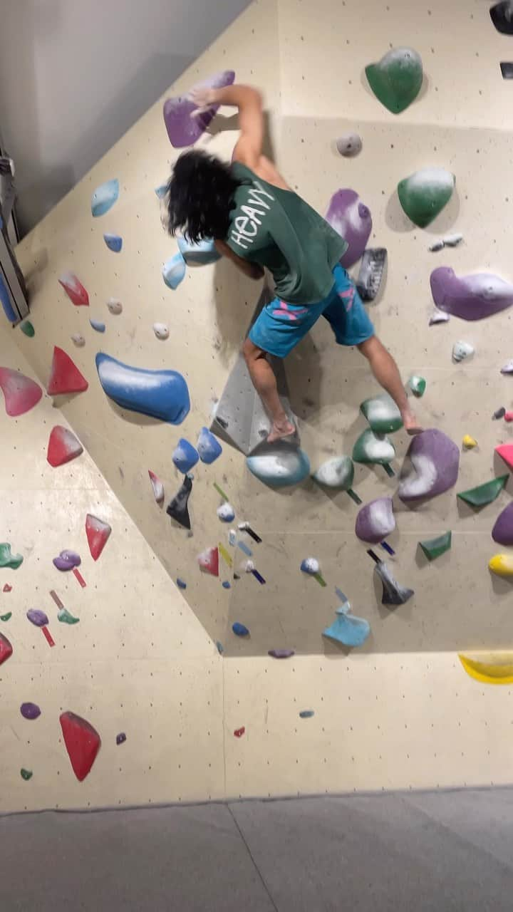 ハキム・カスバンのインスタグラム：「Just having some fun- ⁣⁣ ⁣⁣ For years I usually skip out from doing campus routes on the wall. It made me feel weak. This one was fun. ⁣⁣ ⁣⁣ I think it’s a low hanging fruit for me to gain from. Might look like just upper body but there’s more going on in manipulating momentum and centre of gravity. Something to think about incorporating into my training.⁣⁣ ⁣⁣ @heavy.japan⁣⁣⁣⁣ @boruda.sg⁣⁣ @reddotrunningco⁣⁣ ⁣⁣⁣⁣ #climbing  #bouldering #borudasg #heavyjapan #teamrdrc #rdrcsg」