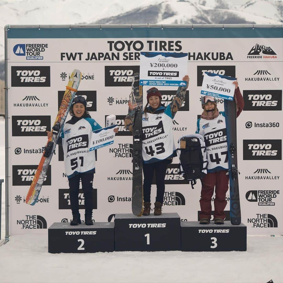 小野塚彩那のインスタグラム：「@freerideworldtour_jp Hakuba 4* 2位でした🔥自分の滑りとしての反省点は多々あるけど、滑りながらのコンディションの判断だったり、ラインの判断だったりが瞬時にできるようになっていた自分の技術には◎をつけてあげたいと思うし、何よりその判断をした事で無傷で家に帰れるという事が大切かなと思っています。. . そして、2位で本来悔しいはず(いや、悔しくなかったといえば嘘になる😂)なんだけど、 @gyuuko ちゃんが特大のバックフリップを決めて滑りもパーフェクトに決めて完全完敗という形で2位になれたことで、何かこう、バトンを渡せたというか、偉そうですが、こうゆう形で次の世代に繋げたいって思っていたから大会に出てた部分もあって、そう言った意味では個人的に非常に意味のある大会になったなーと思っています。. . 来年以降大会に出るかどうかはわからないけど、私自身は自分の技術の向上心は常にあるので、また別のフィールドでオンリーワンを目指したいなと思っています。. . 最高のコンディションの中で大会を運営してくださった大会関係者の皆様、スポンサー、家族、仲間、応援してくれた皆さま。. . ありがとうございました🔥. . thank you for your support🫶🏻. .  . @atomicski @thenorthfacejp @thenorthface_snow @jeep_japan_official @jeep @smithopticsjp @smithoptics @nippon_ski_development @air_sleeptechnology @dbjourney_japan @dbjourney @gallium_wax @roun_cbd @thepowbar @suuntojapan @suunto @abs_airbag @bmz_inc @roku_tsunan @ishiuchimaruyama @hestragloves @fullmarks_official  . #sheskis #weareskiing #bentchetler #redstar #atomicski #thenorthface #neverstopexploring #tnfjp #tnfwomen #chromapop #olllllllo #jeep #wrangler #grandcherokee #willysjeep #jeep女子 #jeepのある生活 #jeep #日本スキー場開発 #石打丸山スキー場 #ishiuchimaruyama  #アスリートママ #西川air #エアーsi #airマットレス #freerideskiing #freeride #麓で身体作り #麓で世界へ #bmzインソール #japow」