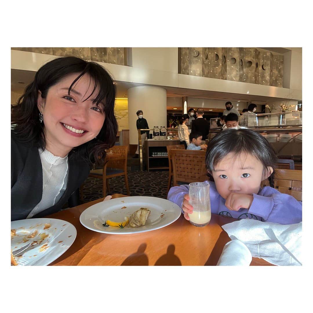 小塚舞子さんのインスタグラム写真 - (小塚舞子Instagram)「ハイアット リージェンシー 大阪内にある「リゾナーレ大阪」 夕食はハイアット リージェンシー 大阪の地下にある 「basilico」でいただきました🍽  リゾナーレ大阪ができたことで コース仕立てのお子さまメニューの提供がはじまったのです👧🧒 これもうれしい！！！ お子さまメニューのあるなしで気持ちが全然ちがうんです。 歓迎されてる気持ちになれる……ありがたい…🥲  コース仕立てのメニューは サラダにスープ、メインはニョッキやお魚から選べます。 うたちゃんはピザをチョイス （ニョッキ推したけど伝わらなかった）。 チーズがみょーんとなるのが気に入って めっちゃ食べてました🙌  私もイタリアンのコースを満喫（ビールも満喫）。 美味しかったなぁ……🤤  この日は夫がライブでおらず二人で宿泊したのですが 一番不安なのが食事でした。 二人きりでコース料理……！ 時間かかるだろうし 途中で「帰りたい」となったらどうしようと。  しかし早速アトリエで学んだことが役立ちました。 いつもなら、外食時にうたちゃんが飽きてしまったら youtube先生にご登場いただくのですが その場にあったおしぼりの袋を縦に切って 紐の結び方を二人で練習したり 目の前に広がる水辺にカバがいないかを確認したり（カバいません）。  子どもの想像力、創造力は瞬間的に出てくるし そこから広がって育って……と無限の可能性があるのだけど こちらの脳みそは衰えていくばかり。 というかサボってしまうんですよね。あるものに頼っちゃう。  で、頼れないとイライラしちゃう。 よくないサイクルがうまれていたなと反省しました。  だから、やっぱりこの旅は私にとって ご褒美であり、癒やしであり、学びの旅🌈 うたちゃんはひたすら楽しそうで 「あと10回泊まりたい！！！」とフンガフンガして 寝る前に「今日たのしかったね…♡」とご満悦🥰 私も子連れで旅してこんなに優雅な気持ちになれるなんて、 とずっと感動していました。  翌朝はビュッフェの朝ごはん。 またしても意識高い四歳児はフルーツや野菜中心。 私はチョコパン二個食べてケーキ食べてオムレツ食べて🐷  （おもに私が）もりもり食べたら お昼までまたアトリエで遊びました。 朝のアトリエも気持ちいい空気で満たされていたなぁ。  子連れの旅って、子どもが主役なのは当たり前ですが やっぱり大人にとっても楽しく 旅の醍醐味である「日頃の疲れがリセットされる瞬間」が あることも大事だなと思いました。  それが叶うリゾナーレ大阪。 「子どもが楽しい＝大人しんどい」の方程式にハマらない場所。 きっとまた行きます。今度は家族3人で🙏 そんで、アトリエは夫に任せて私はずーーっとラウンジにいるんだ！！！ 見てん、カレーあってん、食べたかってん。  リゾナーレ大阪さま、 素敵な時間をありがとうございました！ 明日からも仕事に子育て、がんばるううう！！！  #星野リゾート #リゾナーレ #リゾナーレ大阪 #hoshinoresorts #risonare #risonareosaka #子連れ旅行 #子連れ旅 #大阪子連れ旅行 #大阪子連れお出かけ」2月8日 10時49分 - kozukamaiko