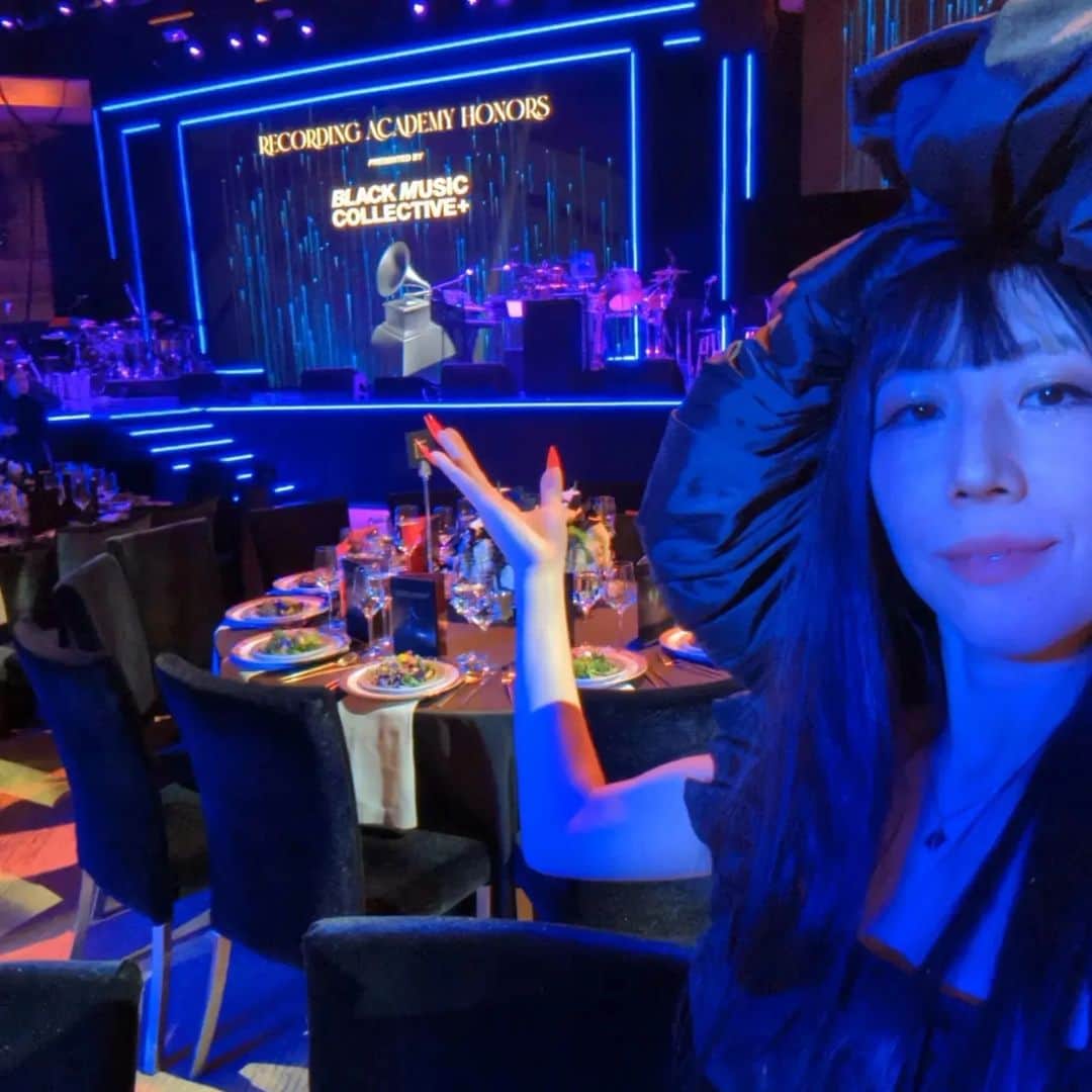 Mei Kawajiriさんのインスタグラム写真 - (Mei KawajiriInstagram)「#ad My first experience #GRAMMYs RED CARPET 🎷❤️✈️🎶 ( usually i am doing the Nails behind the scenes!!) I am still feeling like a dream and took so many pictures with #Pixel7 to try and remember this moment forever! I used #FixedOnPixel to remove people walking through the photo and to clean my room up a bit 😂❤️ Thank you @googlepixel_us #teampixel  初めてグラミ~のレッドカーペットに招待されました❤️夢見たい🥰#Pixel7 でいっぱい写真を撮ってきました🎶#FixedOnPixel を使って歩いている人を消すテクニック知っていますか?! これがあれば、部屋をきれいにすることも❤️ ありがとう @googlepixel_us #teampixel 👾😻」2月8日 10時49分 - nailsbymei