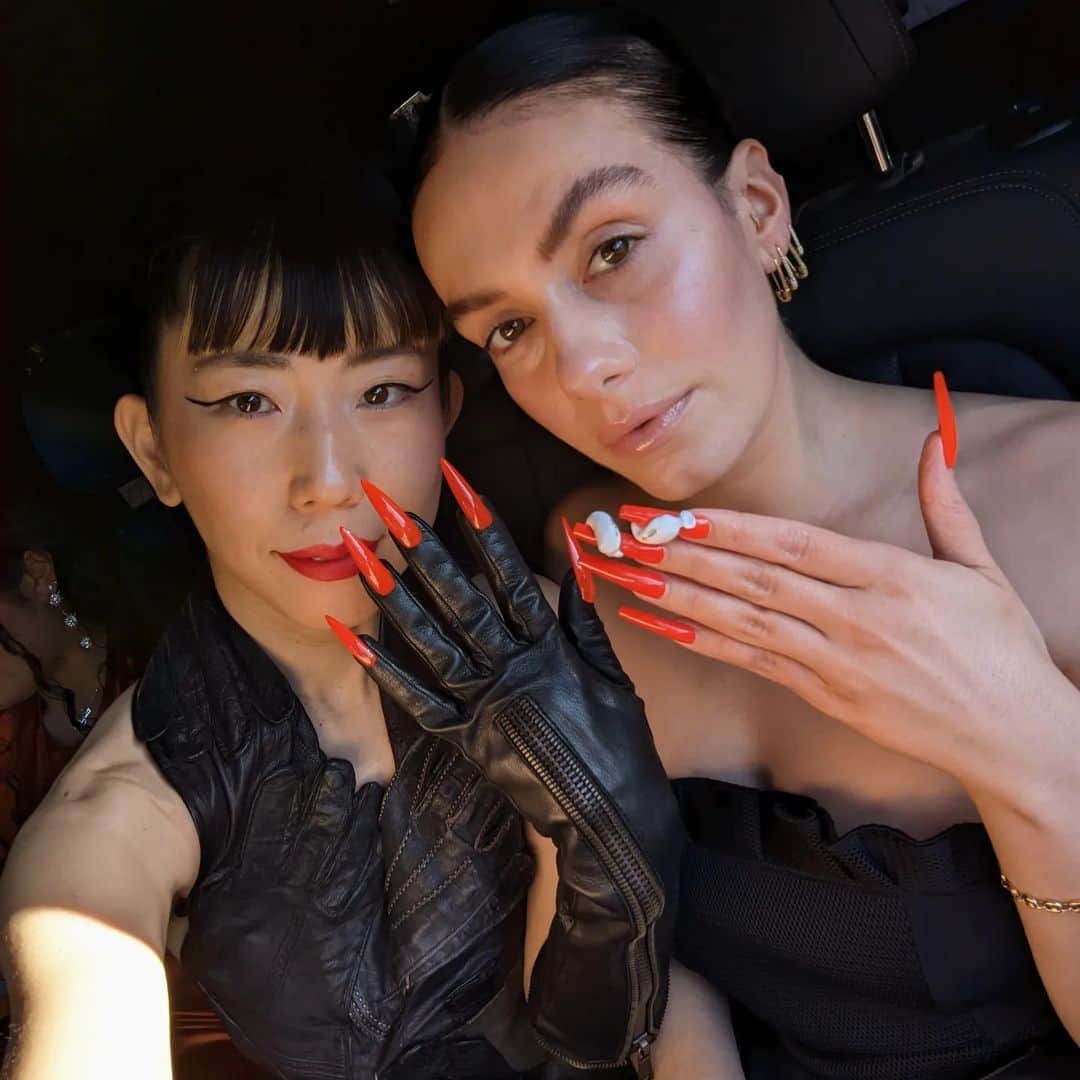 Mei Kawajiriさんのインスタグラム写真 - (Mei KawajiriInstagram)「#ad My first experience #GRAMMYs RED CARPET 🎷❤️✈️🎶 ( usually i am doing the Nails behind the scenes!!) I am still feeling like a dream and took so many pictures with #Pixel7 to try and remember this moment forever! I used #FixedOnPixel to remove people walking through the photo and to clean my room up a bit 😂❤️ Thank you @googlepixel_us #teampixel  初めてグラミ~のレッドカーペットに招待されました❤️夢見たい🥰#Pixel7 でいっぱい写真を撮ってきました🎶#FixedOnPixel を使って歩いている人を消すテクニック知っていますか?! これがあれば、部屋をきれいにすることも❤️ ありがとう @googlepixel_us #teampixel 👾😻」2月8日 10時49分 - nailsbymei