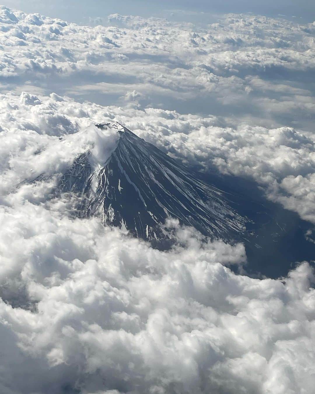 のインスタグラム：「*  国内線✈️飛行機から。 素晴らしいのでアップ。  #上空から #富士山 #🗻」