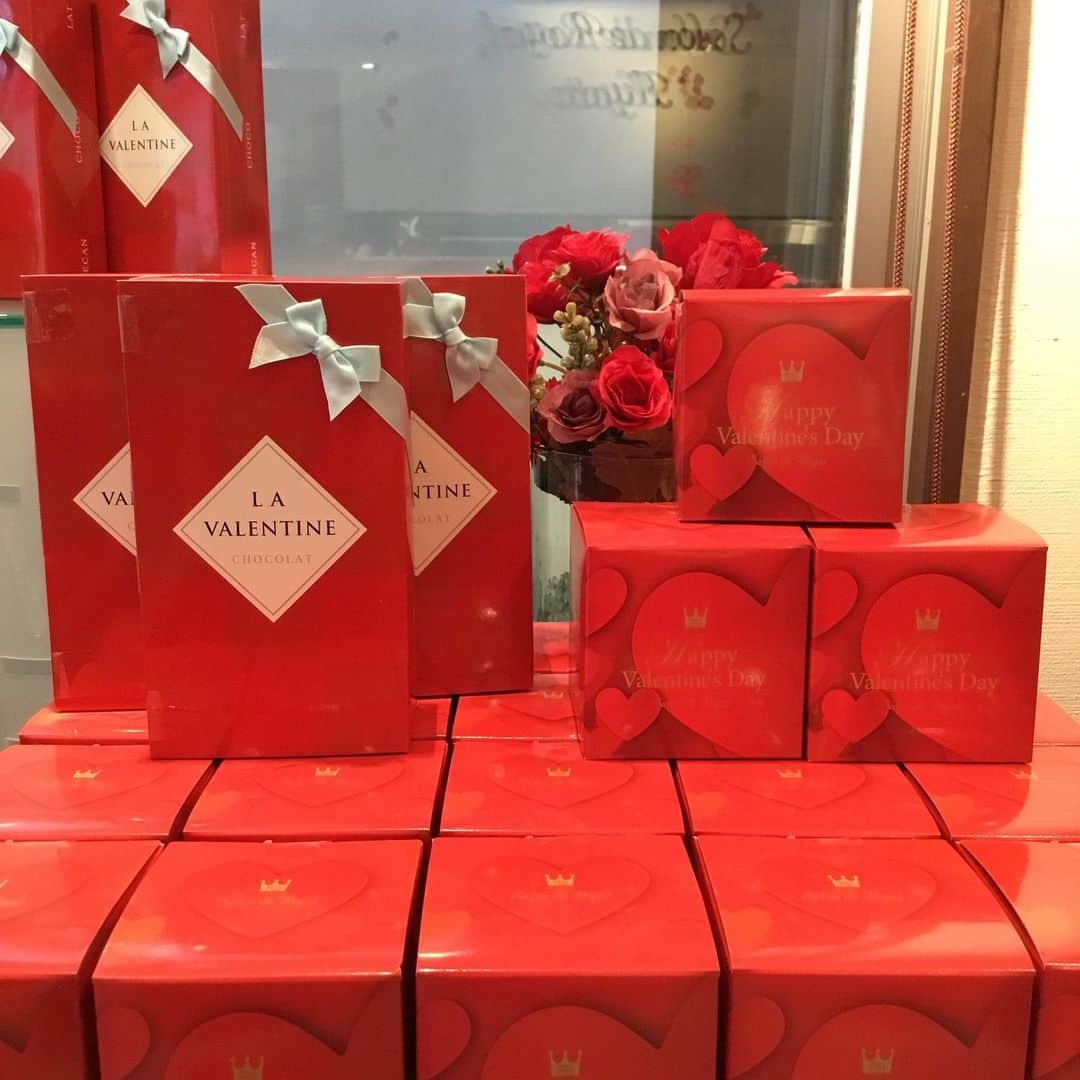 Salon de Royal Kyotoさんのインスタグラム写真 - (Salon de Royal KyotoInstagram)「こんにちは🌞 サロンドロワイヤル京都本店でございます。 ・ ・ 本日は『ラバレンタイン』『バレンタインキューブ』をご紹介致します🍫❤️  赤いバレンタイン限定のボックスにそれぞれ、ピーカンナッツやストロベリーチョコレートがアソートで入っております💕✨  ・ラバレンタイン キャンディーコートピーカンナッツ2袋 抹茶ピーカンナッツ2袋 ココアがけピーカンナッツ2袋  ・バレンタインキューブ キャンディーコートピーカンナッツ1袋 ストロベリーピーカンナッツ1袋 ストロベリーチョコレート1袋  本日もオープンから多くのお客様にご利用いただいております❤️ 商品沢山取り揃えておりますので是非ご来店くださいませ✨ ・ ・ 《営業時間の変更について》 ラストオーダーのお時間の変更がございます。ご迷惑をおかけいたしますが、ご理解とご協力の程宜しくお願い致します。 11:00〜19:00(L.O.18:00)  ・ 《喫茶閉鎖期間等のご案内》 ・ 喫茶閉鎖期間：2022/2/1（水）～2022/2/14（火） ・ ・ バレンタインの期間中は店内混雑が予想されるため、喫茶を閉鎖し物販のみの営業をいたします。 喫茶のクローズに伴い生ケーキの取り扱いもございません。 皆様にはご迷惑をお掛け致しますが、ご理解とご協力の程お願い申し上げます。 ・ ・ 2/15（水）11時より喫茶営業を再開いたします。 ・ 皆様のご来店を心よりお待ちしております。 ・ ・ #サロンドロワイヤル京都店 #salonderoyalkyoto#サロンドロワイヤル京都本店#サロンドロワイヤル京都#サロンドロワイヤル#salonderoyal#日本#japan#京都#kyoto#京都スイーツ#ボンボンショコラ #チョコレート #チョコ #ショコラ #chocolate #chocolat #chocolatier#salonderoyal #valentine #バレンタイン #京都カフェ」2月8日 11時45分 - salon_de_royal_kyoto
