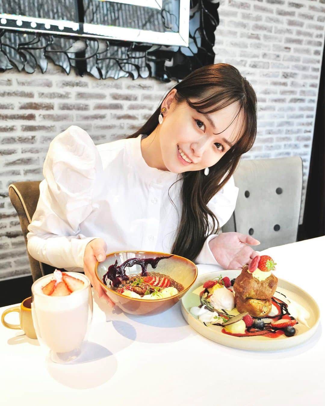 菅本裕子のインスタグラム：「表参道のカフェ、ザ ストリングスにやって来ました❤️有名だよね〜！ ⁡ 最近めっちゃ来てる🤣！ というのも、、 ⁡ 私がプロデュースしているLa proteinと、ストリングスカフェがコラボメニューを出しています🥺 ⁡ （自分で言うのもなんだけど、すごすぎる...） ⁡ ・抹茶のポップオーバー ・ミルクティーのアサイーボール ・ホットストロベリーミルクティー ⁡ の3つなんだけど、どれもラプロテインが1袋分しっかり入ってるから、可愛いし本当に美味しいのにタンパク質も取れちゃうんです😭❤️最高 ⁡ 施策の段階からおいしすぎて、、もう最高！ ⁡ ラプロはロフトやアットコスメのベスコス頂いたり、本当に美味しいのでぜひ飲んでみてねー！❤️🙇‍♀️ ⁡ 結構本当に来てるから、バッタリ会える事を楽しみにしてます😂笑  #ストリングス表参道 #ラプロテイン #プロテイン #プロテインレシピ #プロテイン女子」