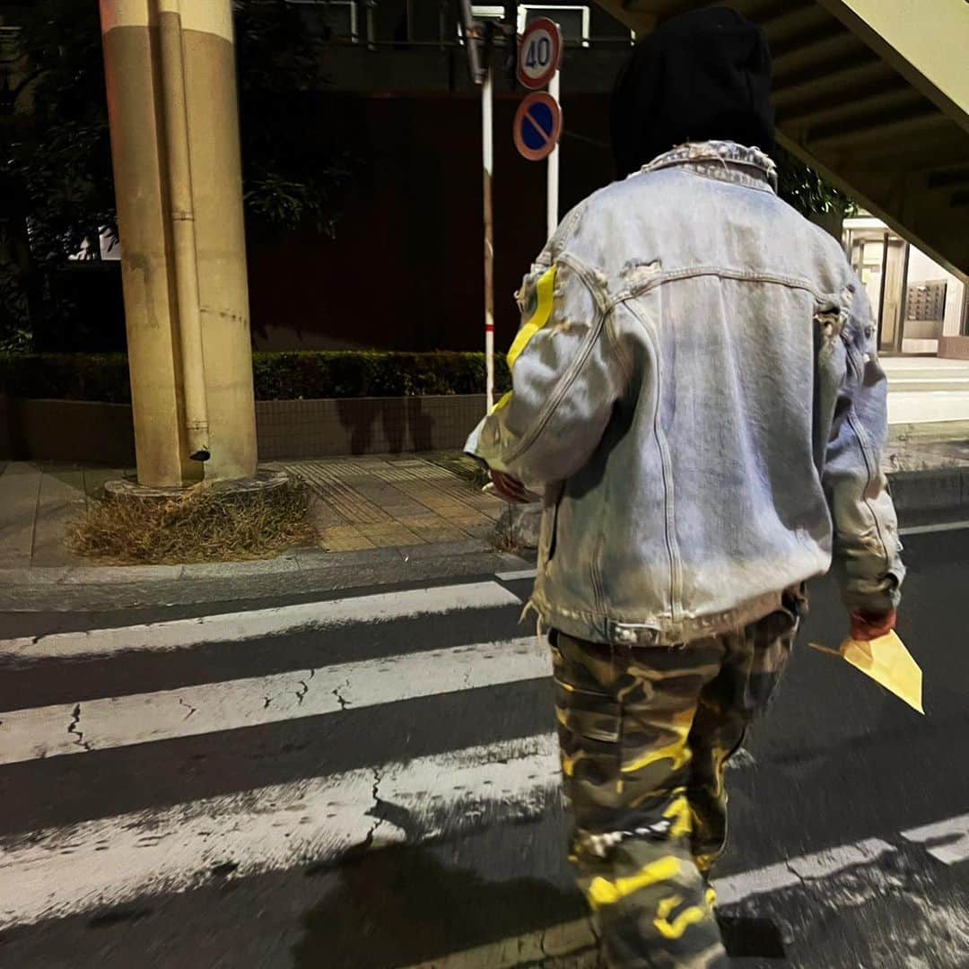 きんふんぱーりーさんのインスタグラム写真 - (きんふんぱーりーInstagram)「右手に持ってる物を当ててくだふぁい。  #横断歩道  #散歩」2月8日 12時00分 - toshi_kp