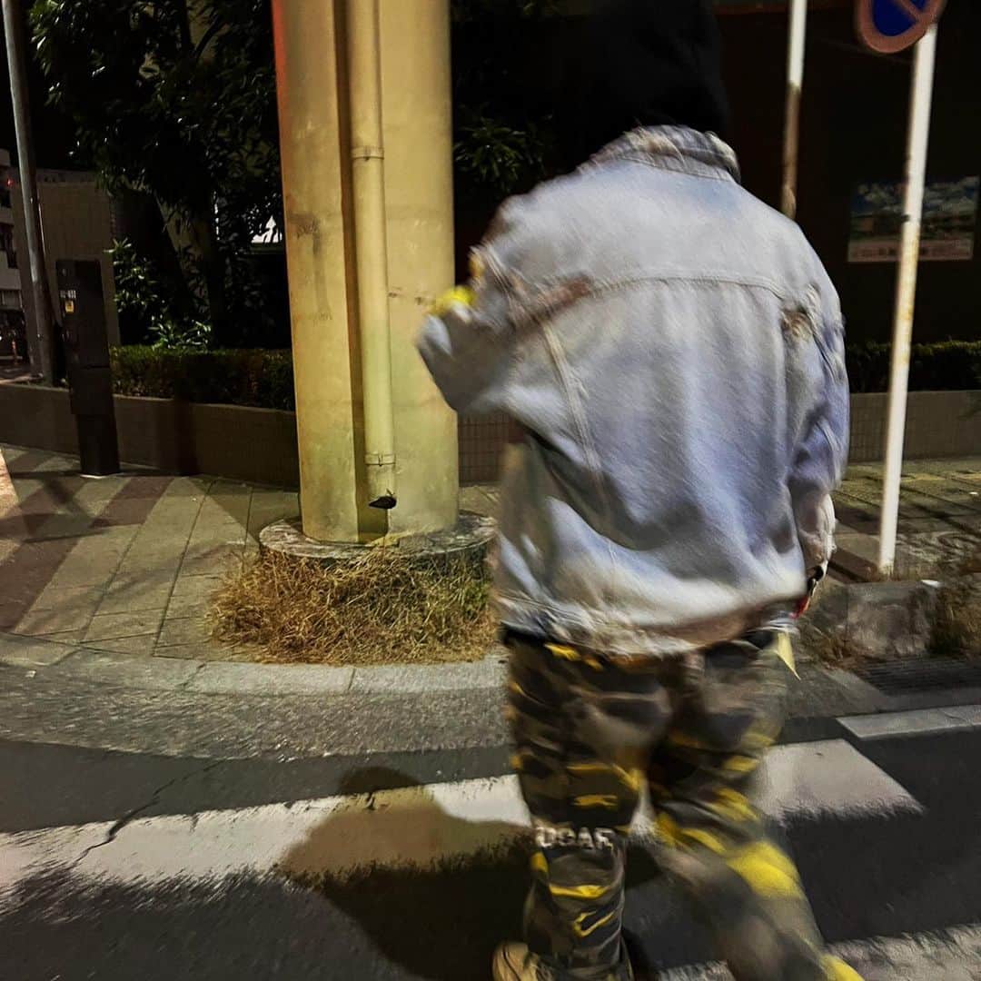 きんふんぱーりーさんのインスタグラム写真 - (きんふんぱーりーInstagram)「右手に持ってる物を当ててくだふぁい。  #横断歩道  #散歩」2月8日 12時00分 - toshi_kp