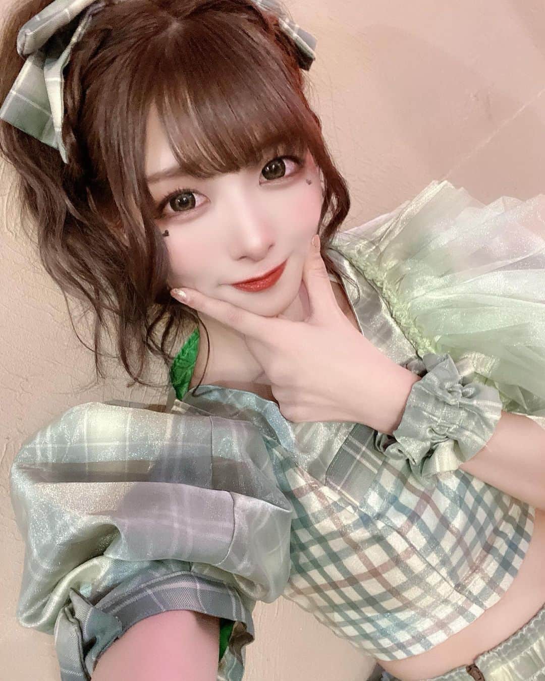 のインスタグラム：「最近の美容報告♡❷ . . こちらもMV前日に🌟 #パリジェンヌラッシュリフト で まつ毛をあげてもらいました〜！ 何よりもまつ毛は鮮度が大事〜🎀 . . ばっちり上げてもらったおかげで お目目のアップのシーンも 可愛く撮れました( ᐪ꒳ᐪ )✨ . まなみさん @mana_eye_  いつもありがとうございます♡ . . #望月みゆ  #みゆちぃ　#miyuchy #バンもん　#banmon #japanesegirl  #japaneseidol #まつ毛美容液 #egutam #まつ毛パーマ #ポニーテール」
