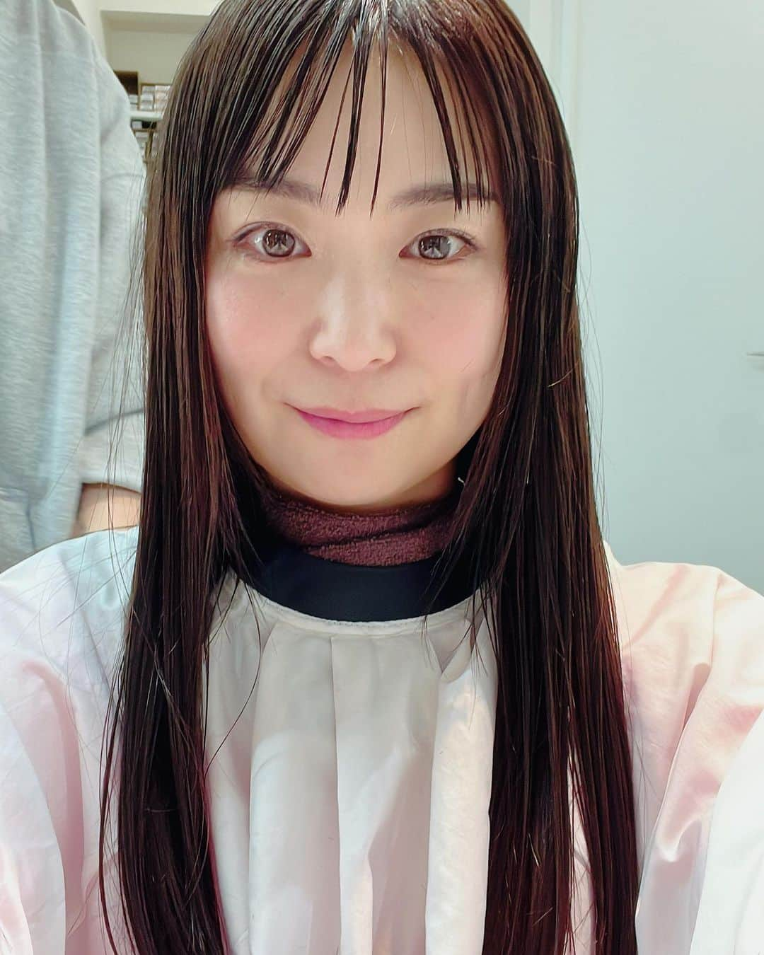 佐藤弥生さんのインスタグラム写真 - (佐藤弥生Instagram)「久々の美容室💇🏻‍♀️♪ ・ 後ろ髪を7.8cm切りました！ 前髪も結構短めにカット✂️ カラーはホワイトパールっていう青紫系でいつものように暗め💓 ・ 前髪や少しウェッティーなスタイリングが相まって少し個性的な仕上がりになりました♡ ・ めっちゃ気に入ってます💓 #ヘアカット #ヘアカラー #美容室 #春支度」2月8日 12時39分 - sato__yayoi