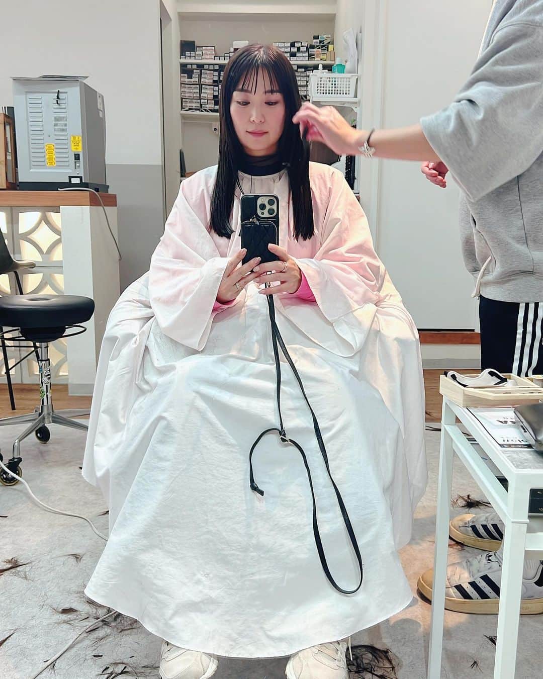 佐藤弥生さんのインスタグラム写真 - (佐藤弥生Instagram)「久々の美容室💇🏻‍♀️♪ ・ 後ろ髪を7.8cm切りました！ 前髪も結構短めにカット✂️ カラーはホワイトパールっていう青紫系でいつものように暗め💓 ・ 前髪や少しウェッティーなスタイリングが相まって少し個性的な仕上がりになりました♡ ・ めっちゃ気に入ってます💓 #ヘアカット #ヘアカラー #美容室 #春支度」2月8日 12時39分 - sato__yayoi