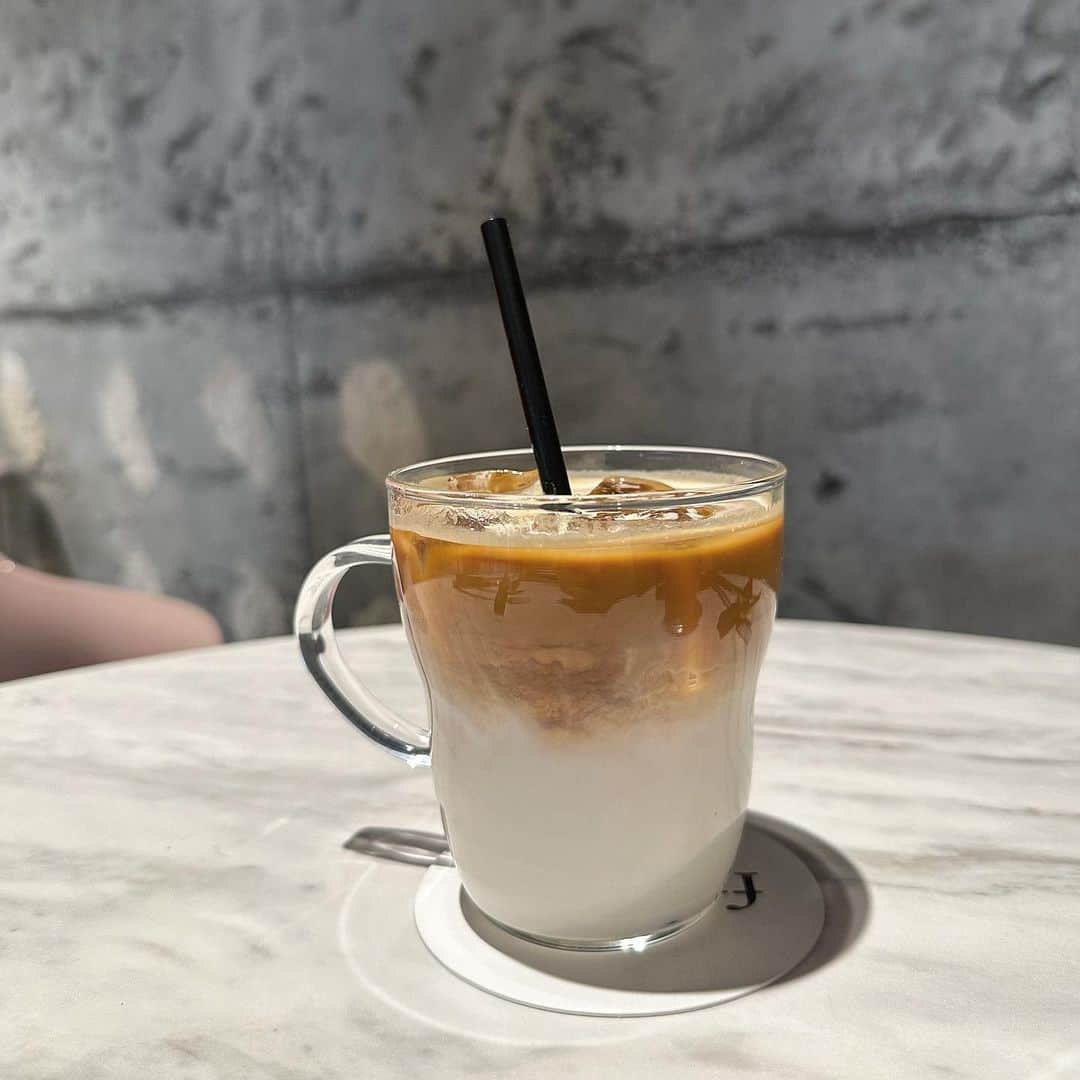 のインスタグラム：「. ☕︎ 最近コーヒーはブラック一択です🖤 ⚠︎写真はカフェラテ..🐰 . #coffee #cafe #카페 #カフェ」