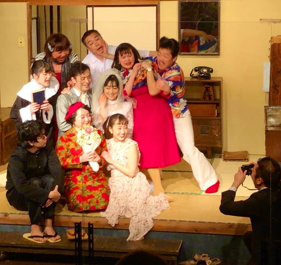 のインスタグラム：「【六畳一間で愛してる】 全公演終演致しました🌸 ご来場、ご視聴くださいました皆様ありがとうございました🙇‍♀️ 写真を見返してるとまた切なくなる🥹 素敵な座組で、大好きな作品にまた沙緒里として生きることができて幸せでした🫶🏻 六畳一間でたくさんの愛をありがとう✨🤍  #六畳2023  #六畳一間で愛してる  #昭和レトロな舞台 #ウェディングドレス #膝枕 #チークダンス」