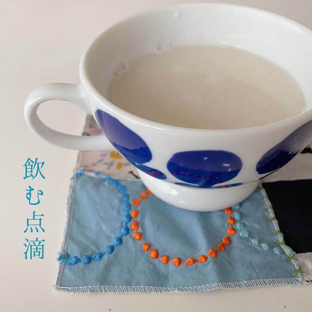 こまけいこのインスタグラム：「甘酒。  数年前から欠かさず手作りしてる。 といっても、ヨーグルトメーカーに入れるだけだけど🙃  市販のより薄く感じるけど、加糖せず本来の甘味が飲みやすい。 米麹とご飯のみで作ります。  甘酒は飲む点滴と言われるほど、体に良いと言われているので詳しくはググってみてください。 ↑不親切🤓  ヨーグルトも同じく自家製で数年毎朝食べていたのだけど、 最近歳をとったからか乳製品がどうもイマイチになってきて、作るのを中断してる。  その代わり朝ごはんは、おにぎり(昆布、梅干し)1個と味噌汁1杯。  100均のおにぎりの型が簡単に作れるしちょうどいい大きさ。 ↑これオススメ。  歳とともに食変化を感じています👩🏻‍🦳  #甘酒　#自家製甘酒」