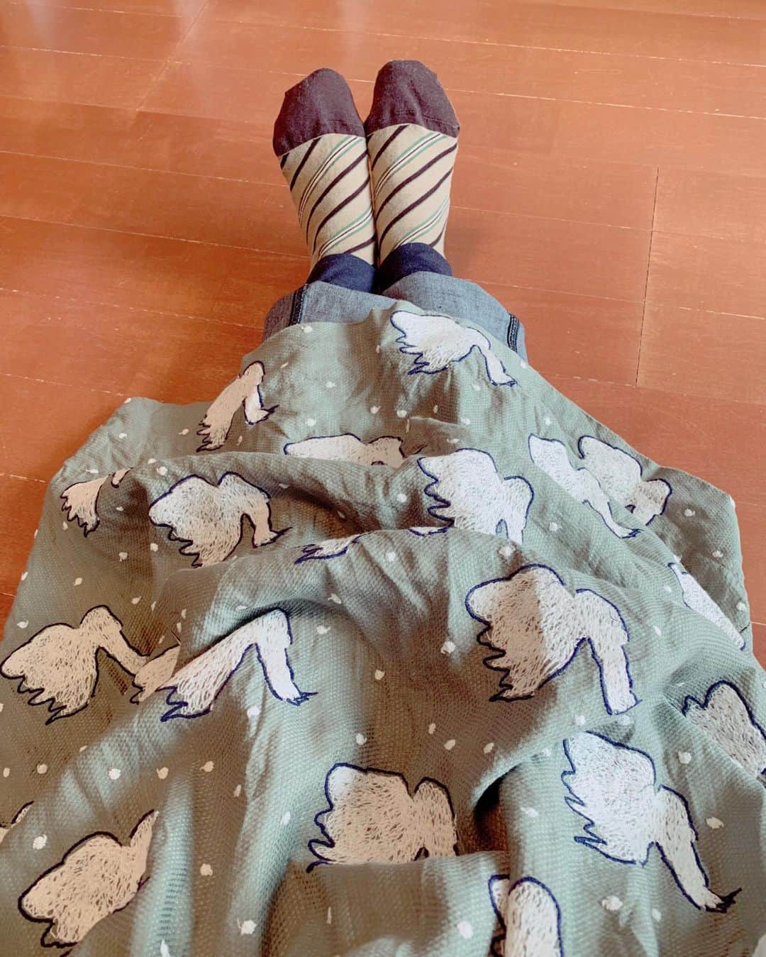 小桜エツ子のインスタグラム：「今日は久しぶりに手作りワンピース。 靴下が毛玉と猫の毛だらけ。 靴脱がないスタジオだから、まいっか。 #ミナペルホネン」