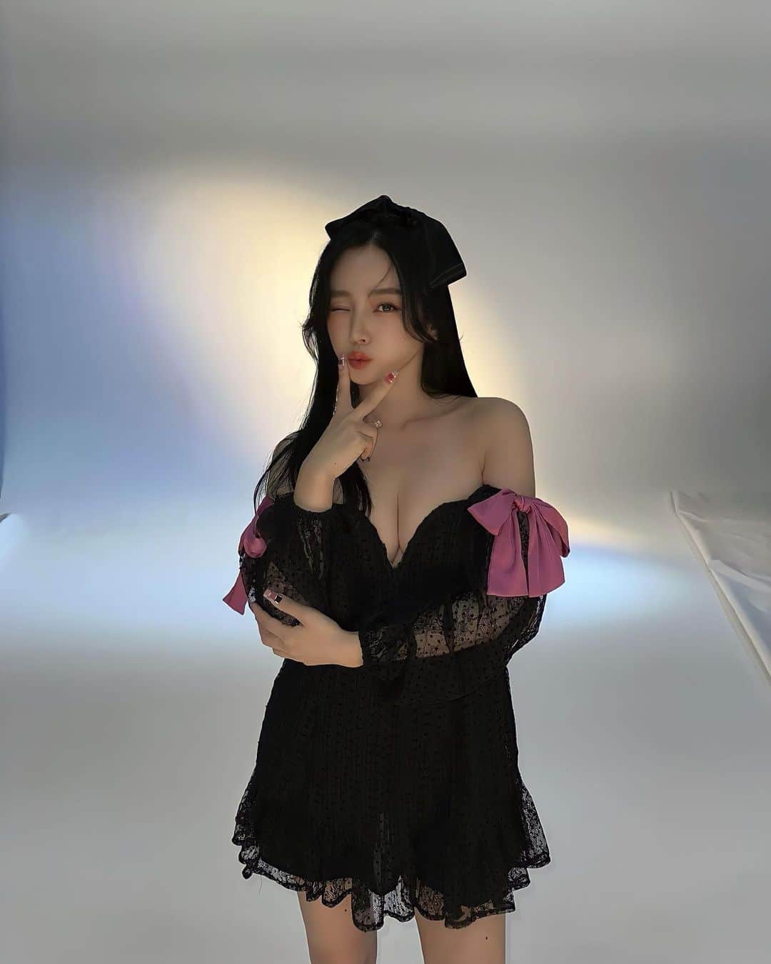 megbabyのインスタグラム：「💅🏻🎀👸🏻💕💗  先日、大好きなPINKに囲まれて 『NAIL VENUS』23_Spring号の 表紙の撮影を させていただきました💗  偶然にも『SELF LOVE OIL』 の発売日と同じ 2月10日発売になります😳🫶🏻 (引き寄せ)  ぜひ手にとって報告してくださいね😂🫶🏻 めぐパトしまーす😂👮🏻‍♀️💗💗💗  写真は中ページのオフショット🫢 カバー＋中5ページにいろんな私とネイル💅🏻 インタビューが載ってます🫢💗 すべて私物スタイリングをしたり、ヘアメイクを久しぶりにお願いしたのでもう1人のmegbabyをプロデュースしてるようで楽しい撮影でした🤭💖  #NAILVENUS」