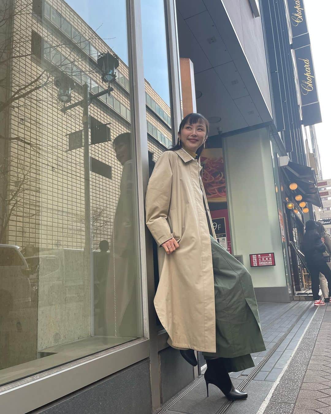 山口もえのインスタグラム：「・  春の匂いがした！！！ きゅんきゅんした♡ 前髪自分で切った 失敗した。笑  #トレンチコート #着たくなる季節だね♡ #春#春コーデ #前髪#📸 #失敗したから遠めの写真 #笑」