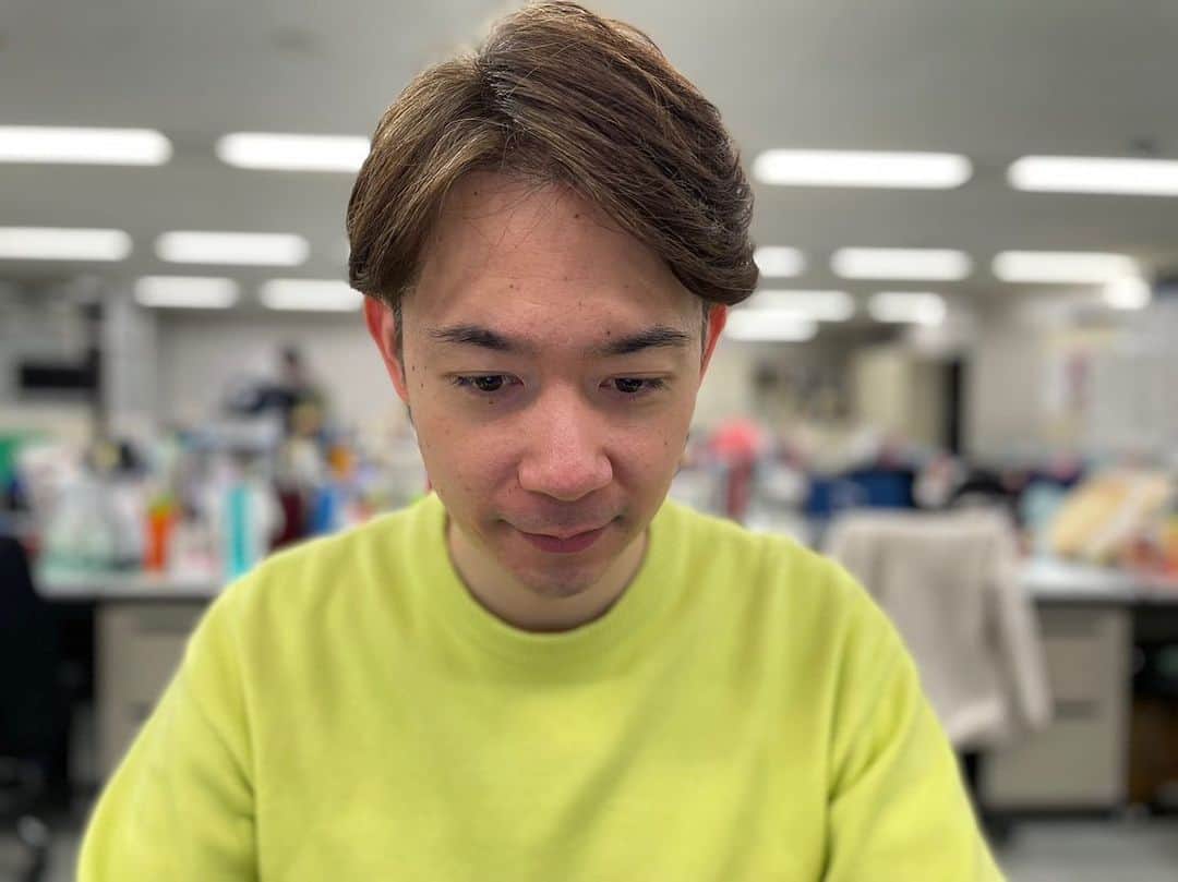 フジテレビアナウンサーのインスタグラム：「みなさんこんにちは！山本賢太です。 ポニーテールを目指していた田淵アナが3ヶ月髪を伸ばしていましたが断念しました。 四方向からの散髪をした田淵アナをご覧くださいませ。  #田淵裕章 #散髪」
