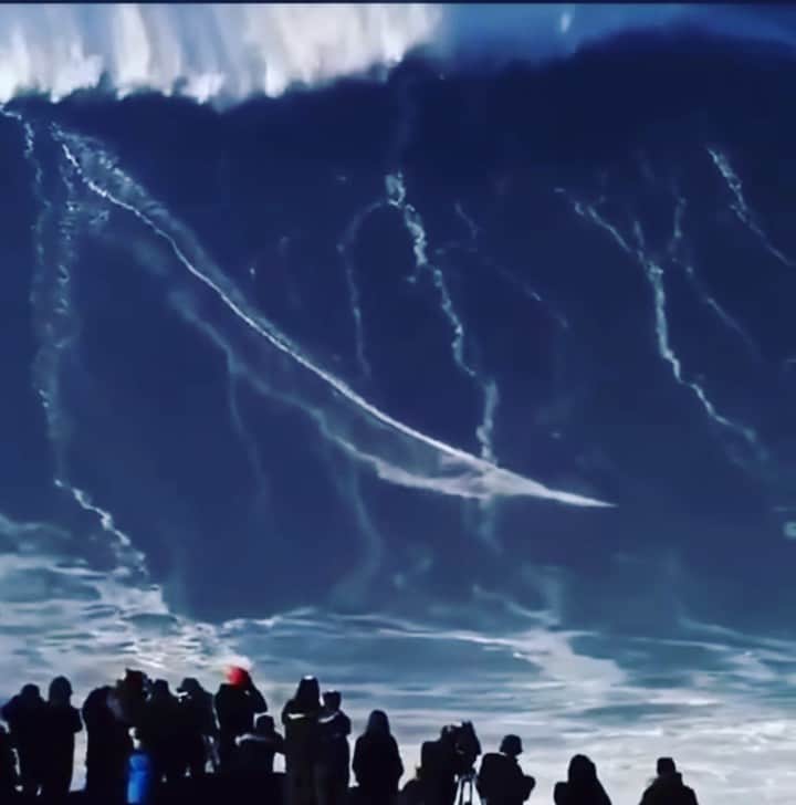 マイケル・ミュラーのインスタグラム：「THIS MY FRIENDS IS A TRUE 100+ FOOT WAVE! It’s actually 115 foot and truly MIND-BLOWING! 🎥 @javier.goya」