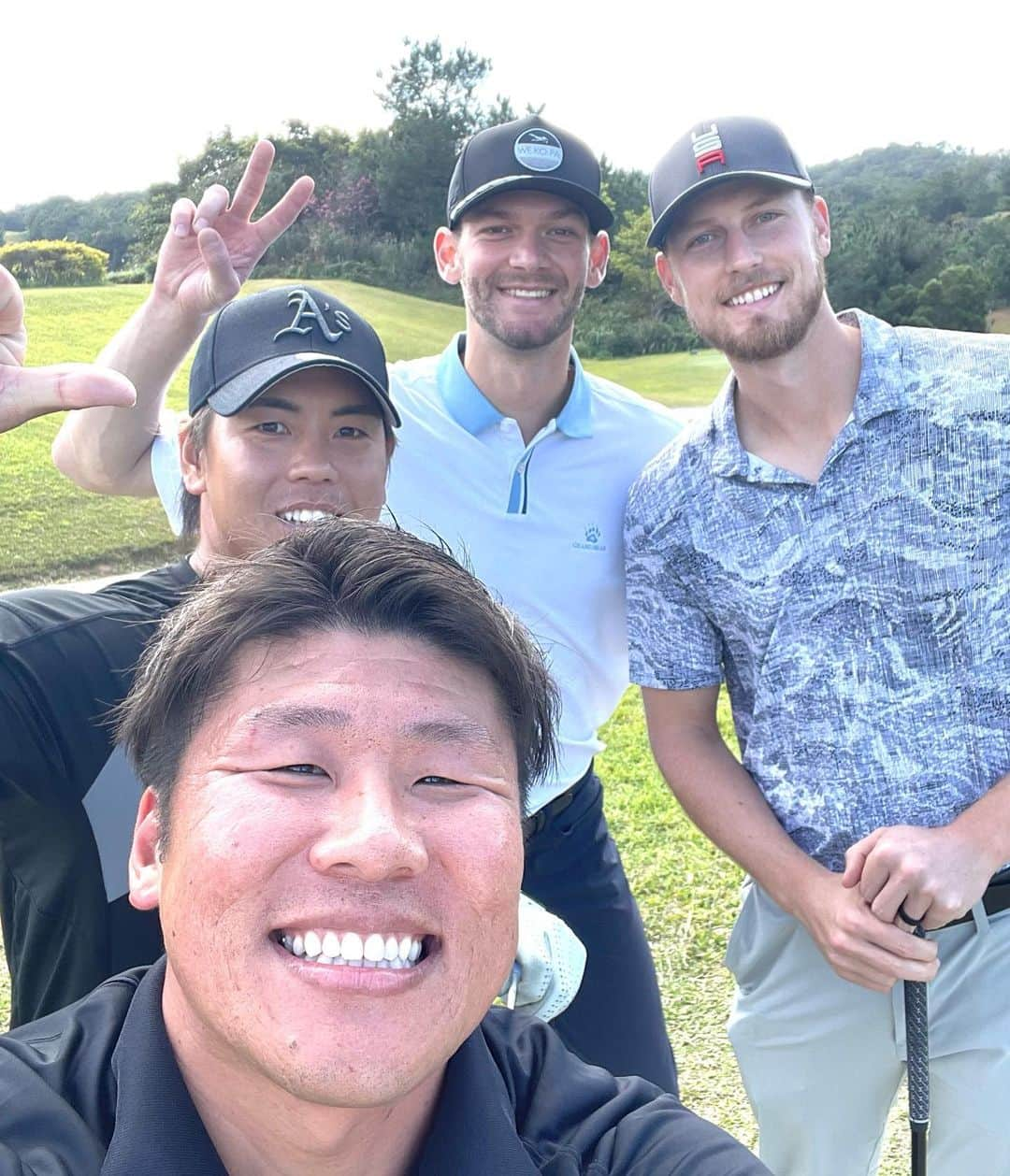 梅野隆太郎さんのインスタグラム写真 - (梅野隆太郎Instagram)「🏌️⛳️OFF DAY⛳️🏌️‍♂️  新外国人と休日にゴルフで楽しみました めちゃくちゃみんな上手かった😳 楽しくラウンドすることできました✨  #西勇輝 #梅野隆太郎 #ジェレミー　ビーズリー #ブライアン　ケラー #シェルドン　ノイジー #カイル　ケラー #藤本享也　通訳 #中西等々　通訳」2月8日 13時15分 - ryutaro_umeno_official