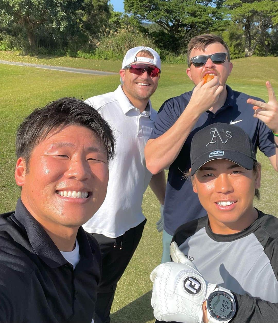 梅野隆太郎さんのインスタグラム写真 - (梅野隆太郎Instagram)「🏌️⛳️OFF DAY⛳️🏌️‍♂️  新外国人と休日にゴルフで楽しみました めちゃくちゃみんな上手かった😳 楽しくラウンドすることできました✨  #西勇輝 #梅野隆太郎 #ジェレミー　ビーズリー #ブライアン　ケラー #シェルドン　ノイジー #カイル　ケラー #藤本享也　通訳 #中西等々　通訳」2月8日 13時15分 - ryutaro_umeno_official