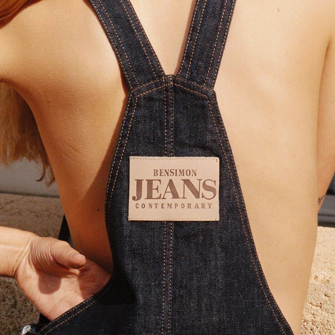 のインスタグラム：「Denim obsession 🥰…  Des pièces intemporelles, des jeux de surpiqûres, des toiles brutes… Notre nouvelle collection revisite le bleu de travail à travers sa ligne de Denim.   - -  Denim obsession 🥰...  Timeless pieces, overstitching, raw canvas... Our new collection revisits the blue workwear through its Denim line.」