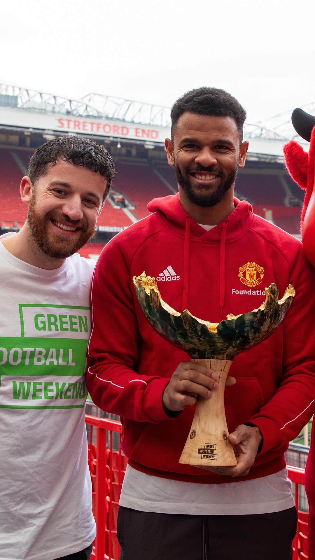 フレイザー・キャンベルのインスタグラム：「Bolton St Catherine’s Academy scored the most green goals out of all of our partner schools, to help the Foundation win the Green Football Cup 🏆💚  #FraizerCampbell presented them with the trophy on our behalf at #OldTrafford yesterday 🤩👏  #GreenFootballWeekend | #PlanetLeague」