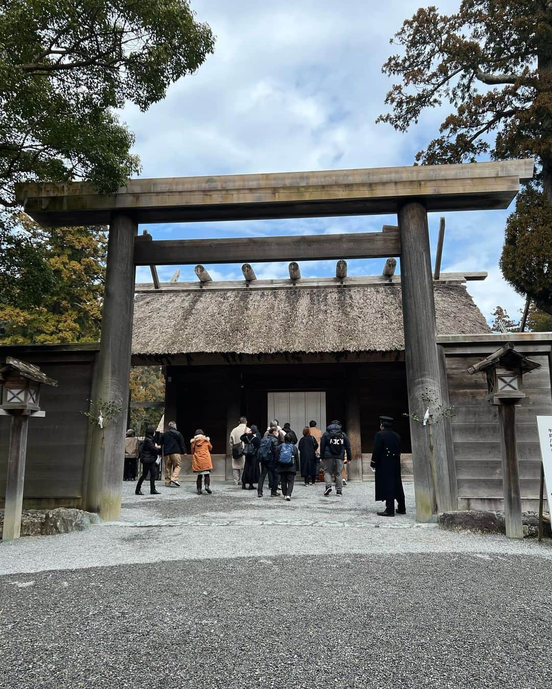 たけるさんのインスタグラム写真 - (たけるInstagram)「【最近の参拝歴】  伊勢神宮外宮　三重　伊勢 行ったよねえ 良い良いすぎた 豊玉大御神が祀られている 言わずもがな素晴らしい。 伊勢鳥居（神明鳥居）と言うらしい。 鳥居カッケェ。。。  4枚目 あと、個人的にむちゃくちゃかっこよかったのが古殿地（こでんち） 前回の遷宮までここに御殿があった場所 次の遷宮の時にはここに御殿が建つ 部屋の中覗き見した感じ でもすごく良かった 古殿地カッケェ。。。  #東京ホテイソン #たける #神社 #備中神楽 #伊勢神宮 #外宮 #鳥居カッケェ」2月8日 22時42分 - takayanken