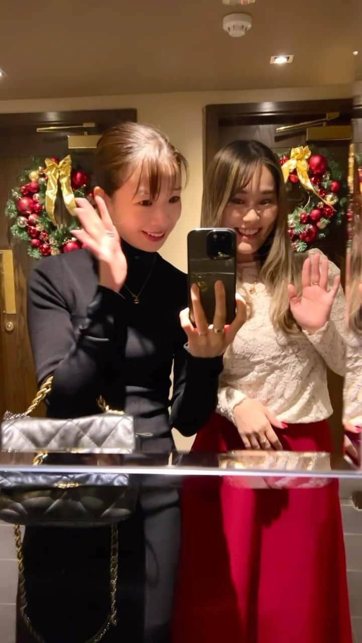 Chiakiのインスタグラム：「気づかずポーズを取っていた時の恥ずかしさ😂 We were talking selfie at a bathroom. 😂 haha With @ami_ishii_」