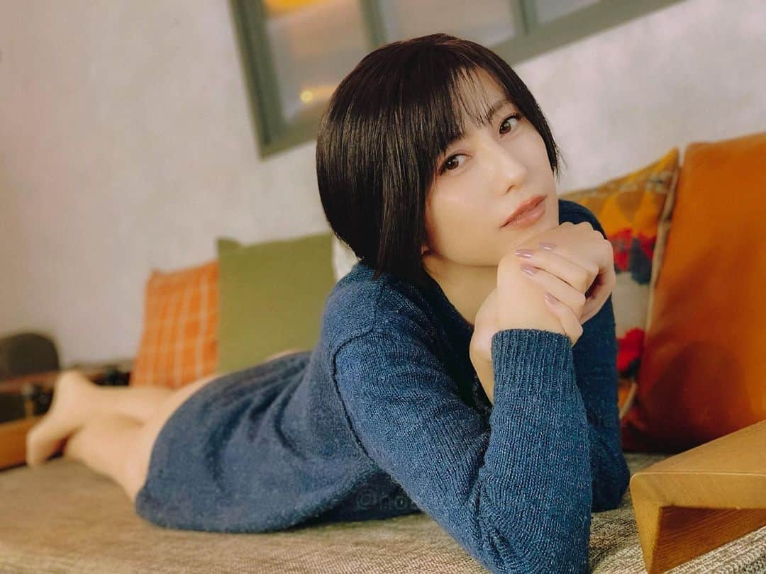 乃亜のインスタグラム：「ずっとゲームしてます♡  ドラクエチャンピオンズβ版、おもしろかったのでゲームコラムに書きますわ。  #セーター #ルームウェア #ポートレート #selfie #ショートヘア #ニヤリ」