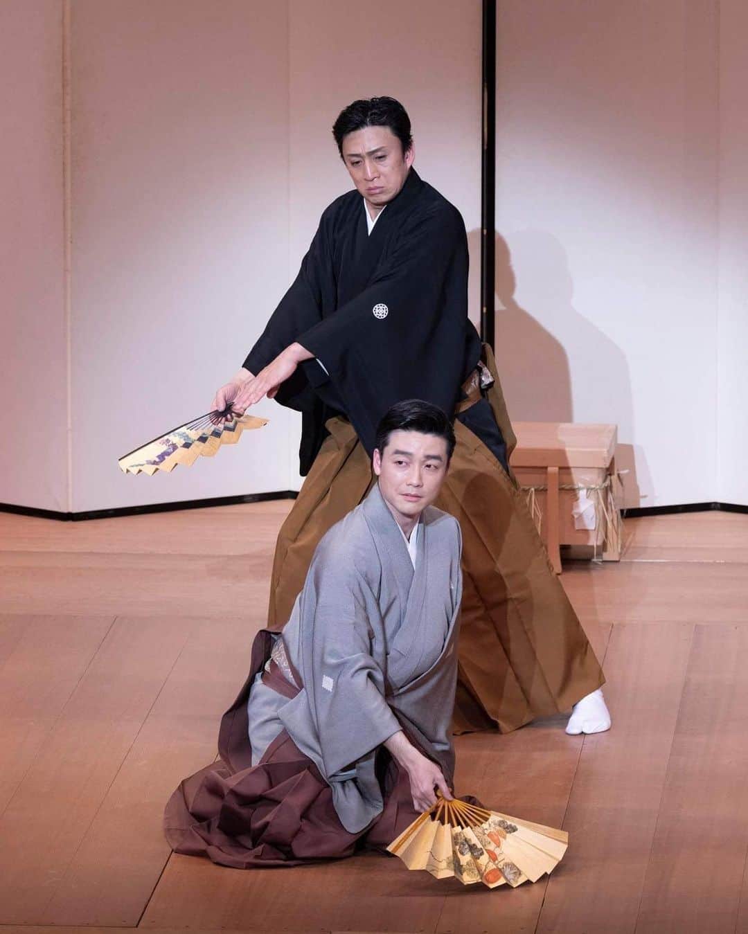 のインスタグラム：「高知ごふく美馬創業25周年『伝統芸能の夕べ』久しぶりの幸四郎さんとの競演「綱館」「猩々意想曲」、染五郎さんの初役「鏡獅子」を無事に勤めて参りました。 ご来場賜りました皆様、誠に有難うございました！ 綱館の真柴と渡辺綱の日替りはなかなか貴重な機会でした、また口上にトークショーと伝統芸能をこよなく愛する美馬さんの大計画、ご趣向たっぷりで我々出演者もバタバタしながらも充実した２日間でした！  長唄の杵屋勝四郎さんに杵屋栄八郎さん、囃子は藤舎貴生さんと演奏陣に恵まれ、何より藤舎呂悦先生の太鼓の演奏に力をいただきました❕  #ごふく美馬 #高知 #松本幸四郎 #市川染五郎 #歌舞伎 #日本舞踊 #鏡獅子 #綱館 #猩々 #尾上菊之丞」