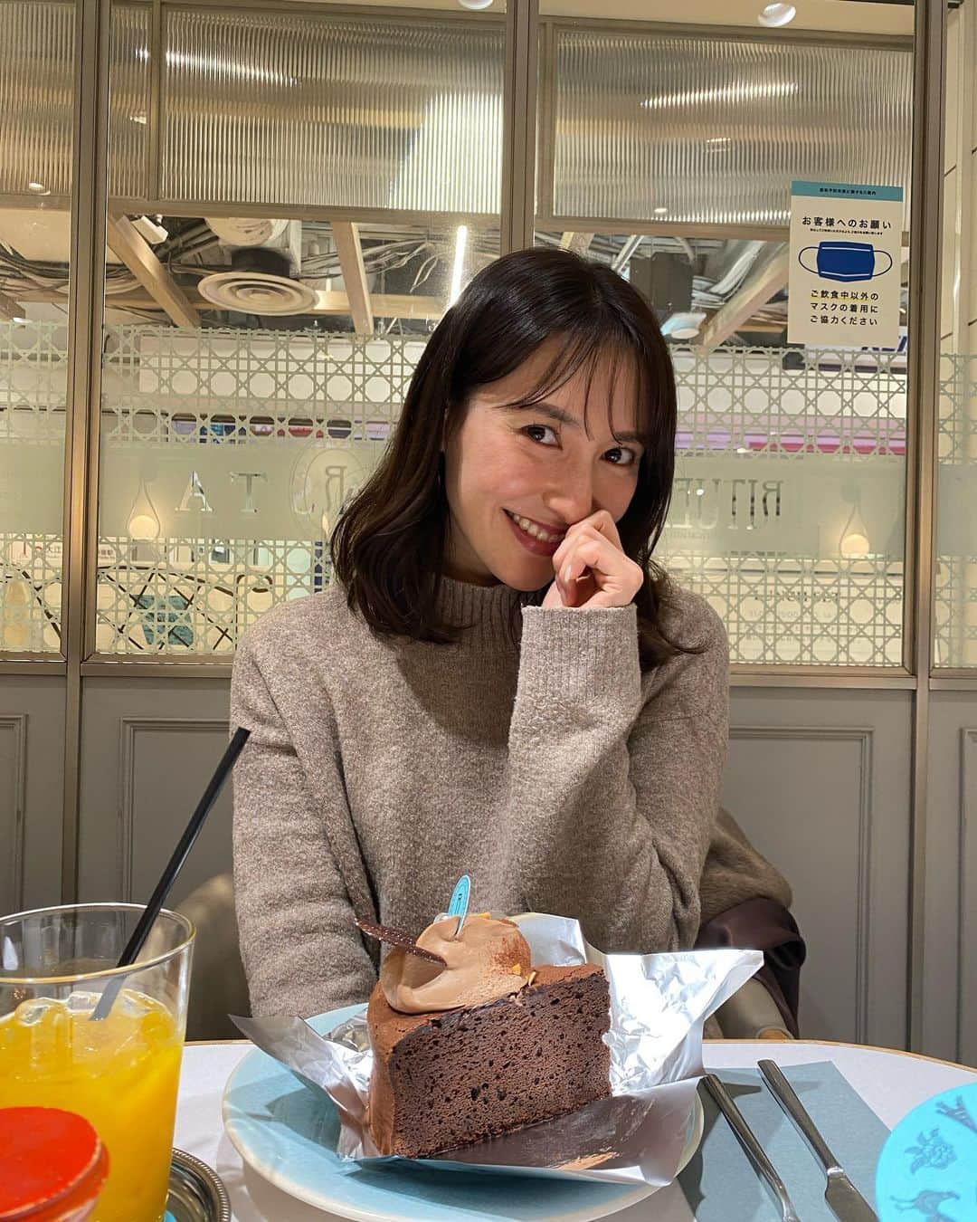 松本リコのインスタグラム：「・ ・ ・ ・ 21時以降にケーキ食べれる(笑) ・ ・ ・ #新宿カフェ #shinyuku #cafe #japanesegirl #japangirl  #ハーフ顔 #fashion #ファッション」