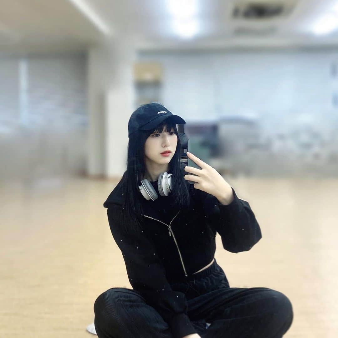 蟹沢萌子さんのインスタグラム写真 - (蟹沢萌子Instagram)「-  🌛いつの日かの私!  ﾓﾌﾓﾌのバケハの横に置いてたら ﾓﾌﾓﾌが沢山キャップについてしまいました🧢 (このあと取りました🧢ﾓﾌﾓﾌ)」2月8日 23時04分 - kanisawa_moeko_