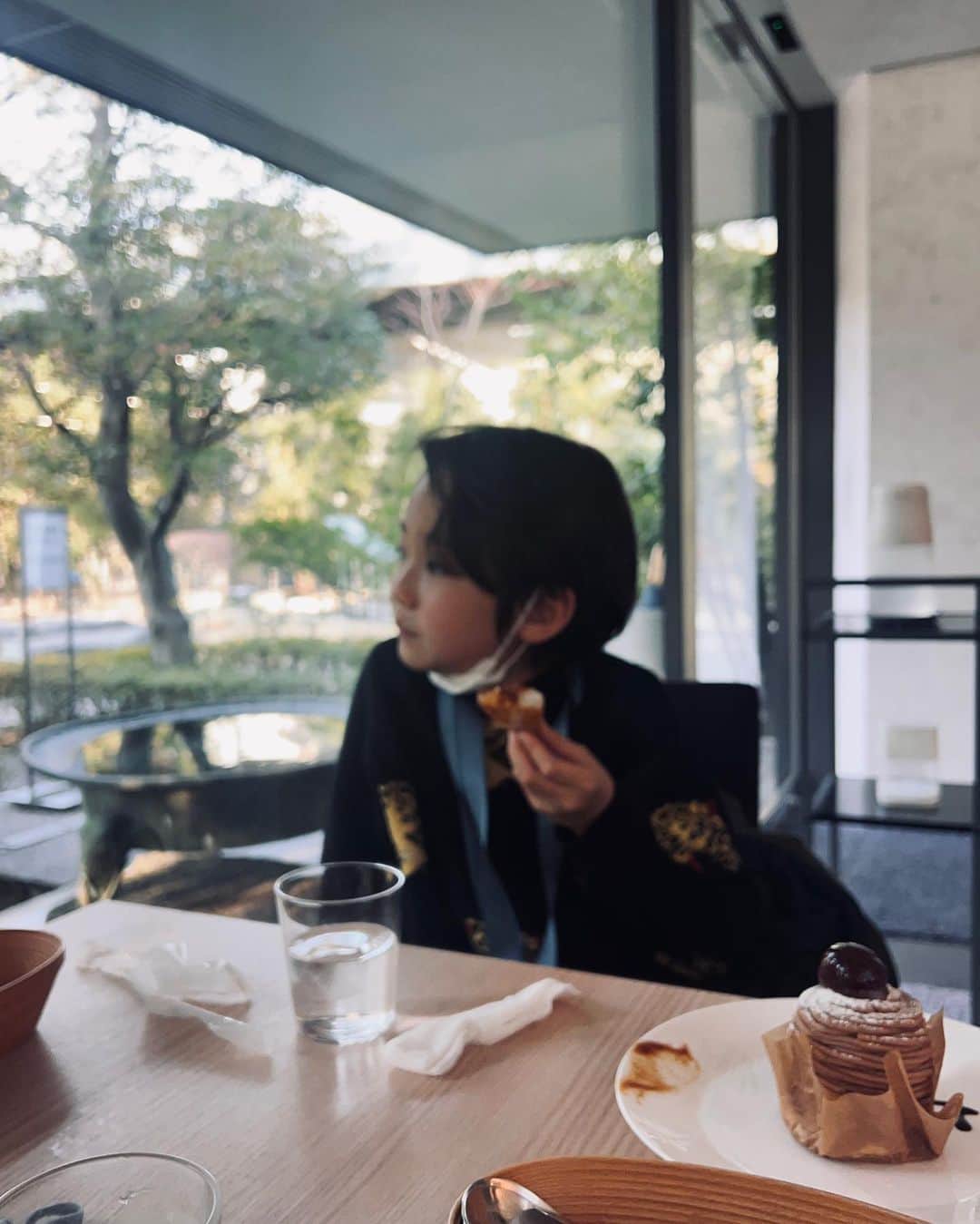 本島彩帆里のインスタグラム：「久々にあう親友と息子と ゆったり過ごした午後。  根津美術館いってたまたまやってた#遊びの美 という企画展がとても面白くて。平安〜江戸までの様々な遊びの文化の記録が美しい屏風や巻物で展示されてて、年代や階級によって時間の流れかたや目的の違いを遊びから見るのは何だか新鮮な体験。  例えば、最近ヒカルの碁が時を超えて息子と再熱してるのだけど、囲碁のルーツは陣地とりから戦略、政治、人生のシミュレーションゲームとして広まったといわれているそうで、立派な貴族や王様になるための教養だったとか。(全く囲碁はできませんが)  美しい屏風の中にいる遊ぶ人々を眺めながら、私が無意識に選んでいる楽しいことや遊びの中で満たされている部分てどんなことだったり、何を求めているんだろうかとフワフワ考えておりました🫠  そんなわくわくする歴史に浸ったり  根津美術館 @nezumuseum の庭園内にある NezuCafe から見える庭園の緑と光と 付き合いの長い友の安心感と 嬉しい報告がとんでもなく幸せで とってもいい時間だったなぁ。」