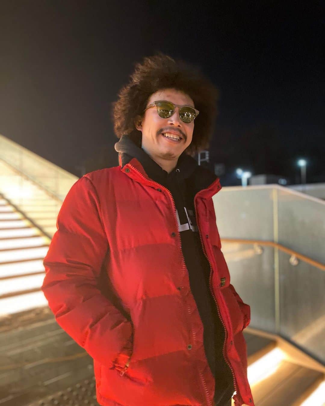 横田陽介のインスタグラム：「今日はどうやらDANG SHADESにスポンサードして頂いてから10周年記念日だったようです🕶 10年経って活動の形が少しずつ変わっていっても、変わらずサポートし続けてくれて感謝！これからも宜しくお願いします🤲  ※写真のサングラスは4月発売予定のモデルです。  @dangshades_jp @dangshades #フリースタイルフットボール」