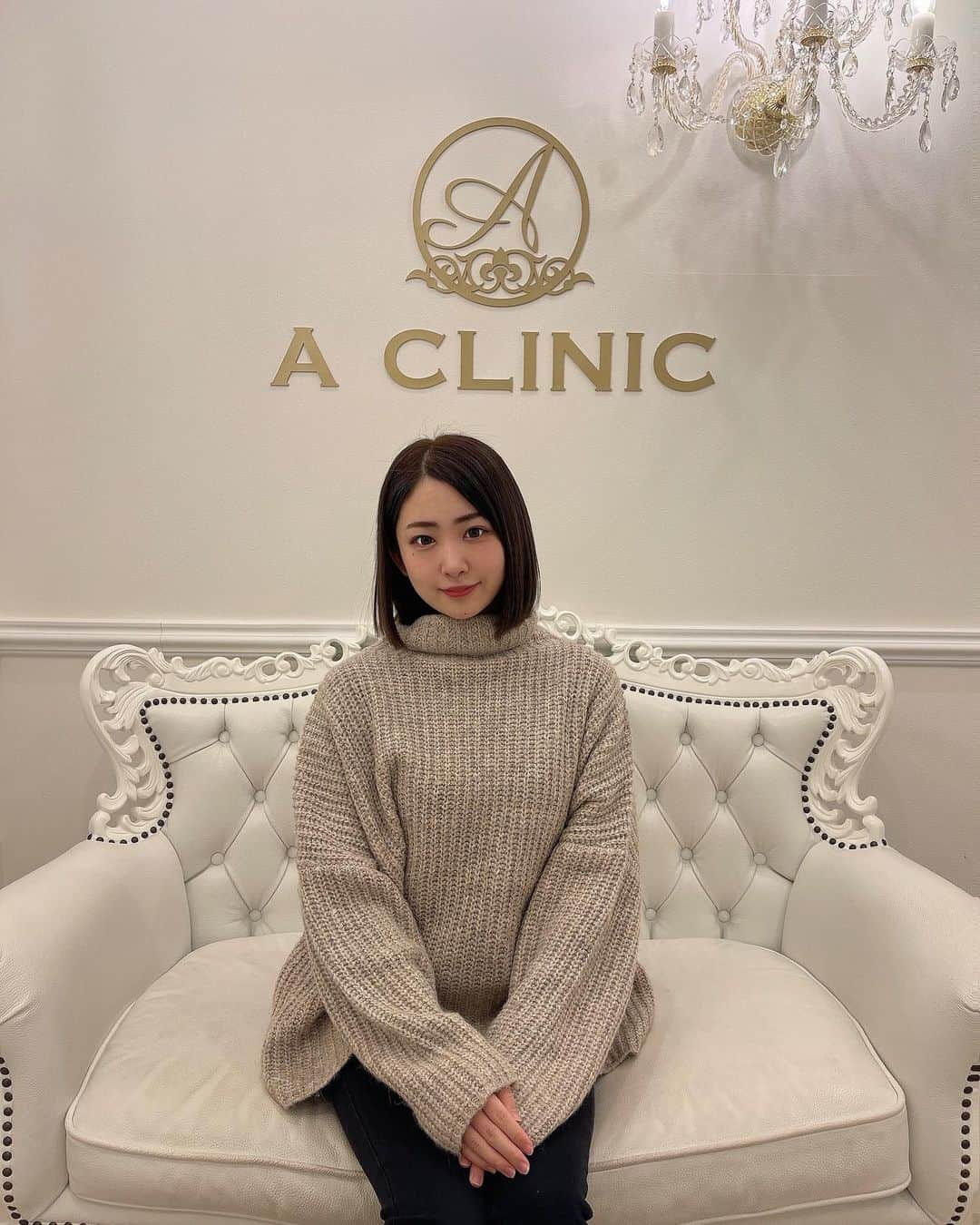 山口瑠璃のインスタグラム：「A CLINIC 銀座院さん@a_clinic_ginza の 吉川彩先生 @aclinic_yoshikawa から《A式鼻先シャープ術》を受けて、約2週間が経ったので経過報告ー！  術中は最初に鼻の中を切るので、多少の痛みはもちろんありましたー🥹 麻酔をしてくれるので、めちゃくちゃ痛いわけではないけど意識はあるので術中の違和感はあります。 ですが全然腫れてないし、見た目の違和感は全くと言っていいくらいない！ めちゃくちゃすごいー！  鼻先がちょんとして、でもとっても自然な感じ👍  最近寒くて引きこもりがちだったけど、お外に出る時はメイクと服装をルンルンに可愛くするようになった笑  鼻に少しでも悩んでる人は、カウンセリングだけでも受けてみるべき！  #a式鼻先シャープ術 #鼻先革命 #aclinic #aclinic銀座 #aclinic横浜　#aclinic新宿 #aclinic名古屋 #aclinic大阪 #aclinic池袋 #aclinic福岡 #aクリニック #エークリニック #美容外科 #鼻整形 #横顔美人 #鼻美人 #吉川彩」