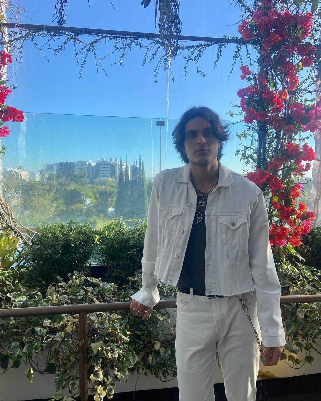 サミュエル・ラーセンのインスタグラム：「🪩🩻」
