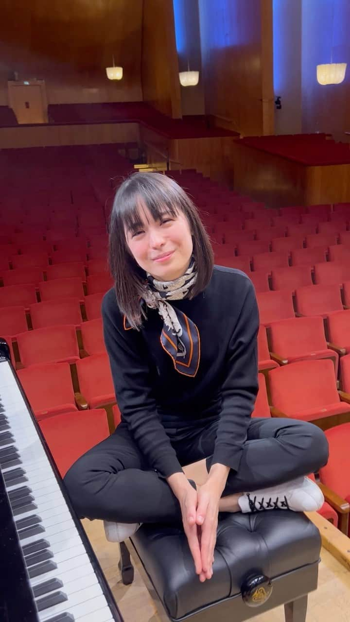 アリス＝紗良・オットのインスタグラム：「Här kommer en hälsning från underbara pianisten @alicesaraott_official! ❤️  Vi är så glada över att hon gästar oss i två konserter denna vecka! 🎹🎶  Läs mer om programmet och boka dina biljetter på gso.se!   #göteborgssymfoniker #gothenburgsymphonyorchestra #alicesaraott #pianokonsert #piano #göteborgskonserthus #klassiskmusik」