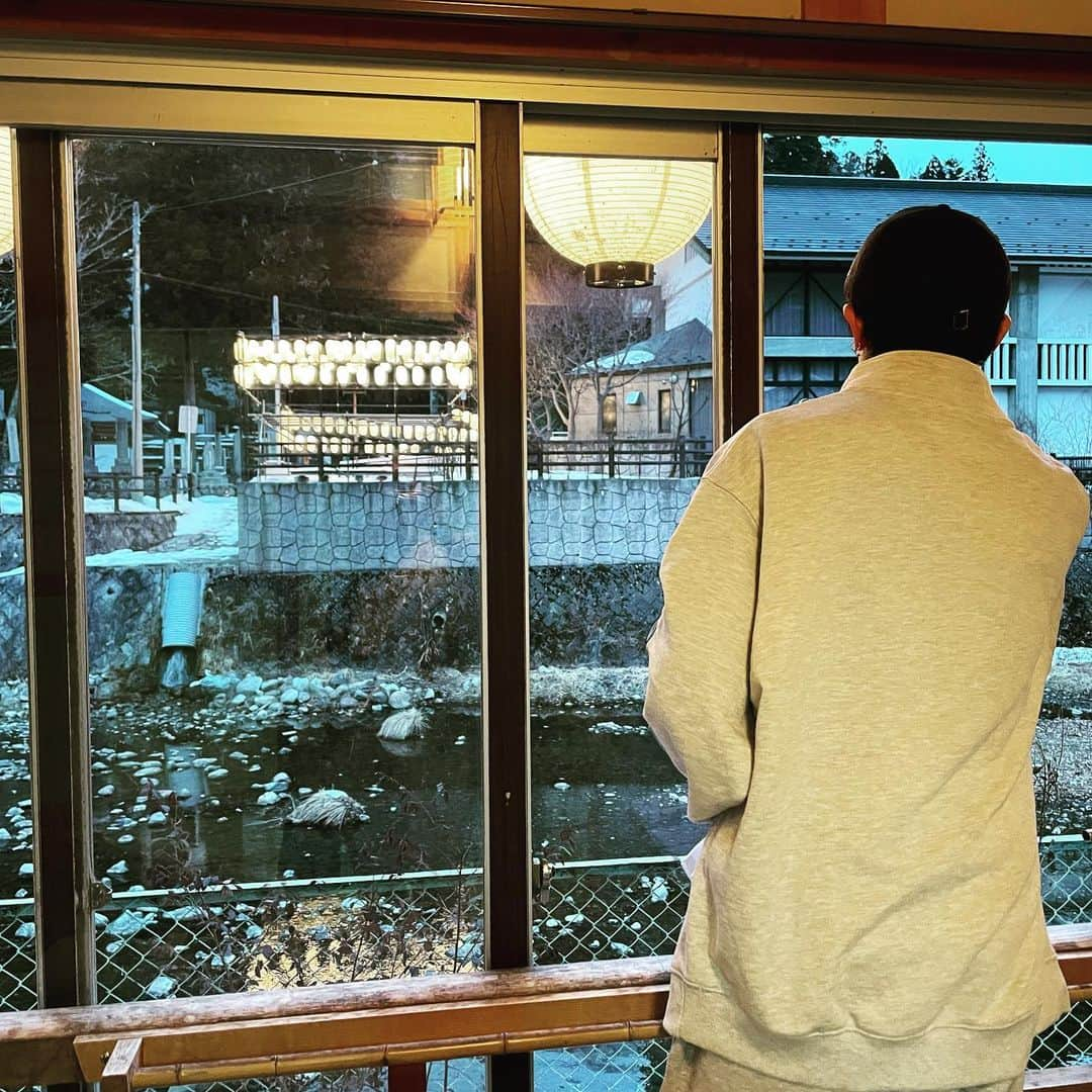 BLADeさんのインスタグラム写真 - (BLADeInstagram)「今年初旅行in洞川温泉  洞川温泉ももう7回目かな？  今回はあたらしや旅館さんに お邪魔してきました。 あたらしやは2回目。 今回の部屋は囲炉裏があって 生煎餅焼いたり、部屋から川が見れたり最高に癒されました。  洞川の魅力にやられた東家。 何があるの？って聞かれるけど なんもないんですよねー笑 それがいいと言うか。  今年あと2回は洞川行きたいなー。 他にも行きたいとこ多くて… もっと自由な時間を作れるように まだまだやらないとなー。  #洞川温泉」2月8日 23時31分 - yuki_azuma1989