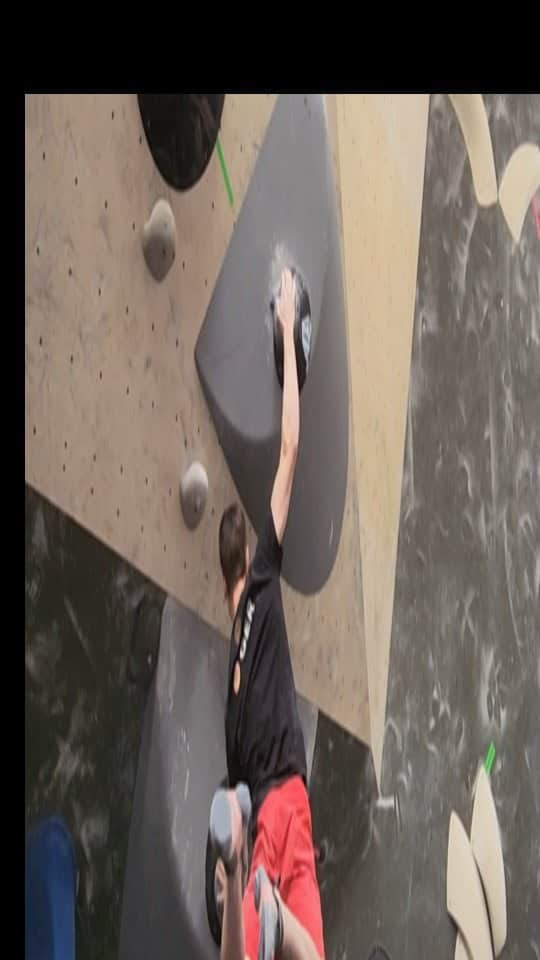 ヤン・ホイヤーのインスタグラム：「Great session at @newton_boulderhalle_graz  #germanclimbingteam  🔩@tomaoleksy 🔩 . . . #boulder #routesetting #backtowork #workout #power #movement #gym #camp #edlridclimbing #scarpa #stepbystep #plastic #fitness」