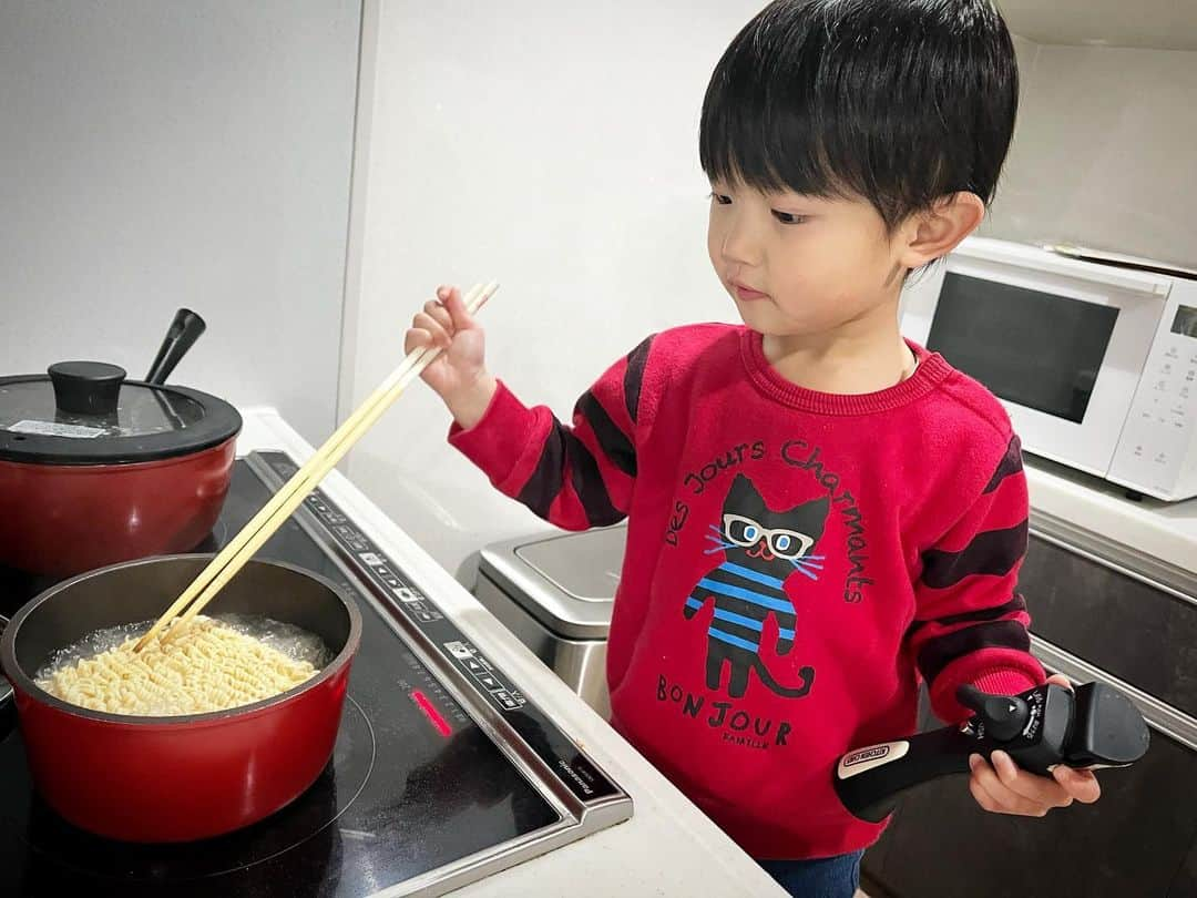 友稀サナさんのインスタグラム写真 - (友稀サナInstagram)「鬼の偏食児、兄さん。 基本は米、麺、パンの炭水化物で生きてて、お菓子はバニラアイスが大好物。 プレーン味とか塩味ならクッキーでもせんべいでも食べる🍴 いちご味とかりんご味、ソーダ味とか変わった味付けの物は食べないからグミ、ゼリー系はナシ。 だから野菜ゼリーとかジュースで栄養摂取作戦は惨敗🫠 甘いお菓子を食べさせたいと思った事は無いけど、本当に何も食べない時期は「もう食べたいならお菓子でもえぇわ…」って思うのよな😇 . 「オカズを食べる」なんて私からしたら夢のまた夢だったけど、ようやくフライ系ならちょこっとかじるように🍤 カリカリ、サクサクの食感が好きだから衣のパン粉目当てにかじって中身もついでに飲み込んだらラッキーだなってレベル。 野菜、フルーツなんか見向きもせん。 離乳食時代がよっぽどちゃんと食べてた😇 . 最近のブームはラーメン作り🍜 おままごとに目覚めてから色んな食材や食事に興味を持ち始めたので(食べはしない) チャレンジさせてみたらとっても楽しそう&満足そうだった🤔 やっぱり「自分で作った」事が重要。 それが具の無い素ラーメンだとしても、本人の自信と嬉しさ、楽しさに繋げてあげる事が大事じゃなと。 予想通りしっかり食べてた🤣👏 . 「危ないから」って実体験を遠ざけるより、「経験」させる事で1ミリでも食に興味を持ってくれる方が兄さんにとっては重要だったな。 まぁ実際危ないから目をギラッギラに光らせ口を出しまくる母ですが…🦍 . 彼の仕事はお湯の中に乾麺を「入れる」(投げてる)、麺を「ほぐす」(突き刺してる)スープの粉をお椀に出す(だいたい半分こぼす)の3点。 母は「熱いからね！変なとこぜってぇ触んなよ！危ないからね！」をひたすら隣で唱えてるのですが、ふざけずに以外と真面目に調理してるので最近は特に何も言わず隣で見守ってます🦍 「あちゅう！💦」(熱い)と言いながらも途中で投げ出さず懸命に作ってる姿を見て彼の成長を感じる今日このごろ…🥹✨ . . . #偏食児#偏食息子#偏食っ子  #偏食ボーイ#並の偏食じゃないぞ #かかってこい#負けないぞ #なにからやねん #偏食男子#偏食息子おうちごはん  #ラーメン作り#具なんかないぞ  #それでもええ #極論#食えばええ #元気ならええ #生きてりゃええ #ふんわりコーンは野菜 #ぷくじゃかも野菜 #ボーロは卵 #チョコはエネルギー #納豆ご飯は完全食  #思考バグらないとやってられん #年子育児#年子ママ#年子兄妹 #3歳男の子#発達ゆっくりさん」2月8日 15時10分 - sana0810yuuki