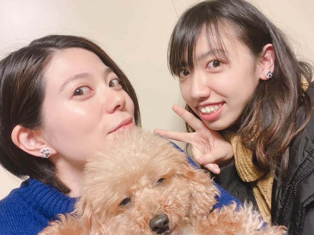 桜木梨奈のインスタグラム：「ウルトラ俳優仲間の #奥中美衣 ちゃん＆元保護犬ゆず💓 @okunaka_mii   美衣ちゃんお手製・肉球イヤリング可愛いでしょ👂🏻🐾💘  2人に癒された〜🍀  美衣ちゃんは俳優と並行して、わんちゃん猫ちゃんの保護活動に信念を持って取り組んでいます！  尊敬する応援したい仲間の1人🤗🌈  #ウルトラマンジード #モコ回に登場だよ #トリィティプ #ピット星人」