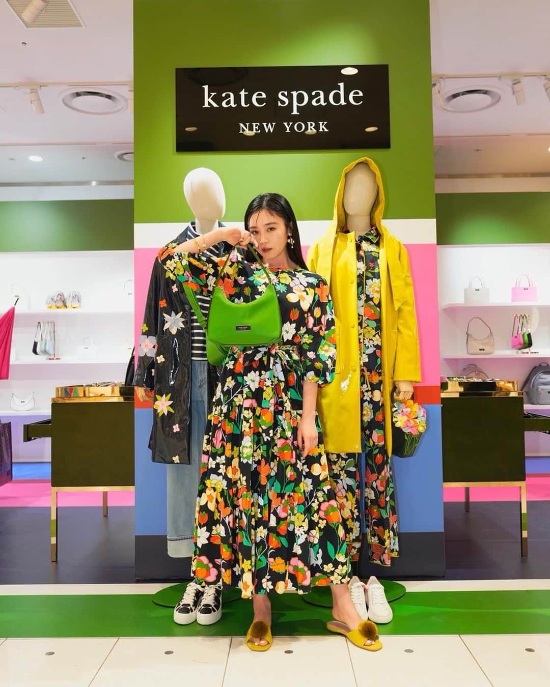 鷲尾伶菜のインスタグラム：「. Kate Spade New York が、 Pop-Up Shop を 伊勢丹新宿店 で開催しているということで行ってまいりました♤ 店内も商品も素敵でした🐶 (最後の写真は🐶のバック可愛かた) 来場特典やお買い物特典もあるそうなので是非行ってみてね。  Pop-Up Shp 開催期間： 2月8日（木）2月21日（火） 　  #katespadejapan  #ケイトスペードアドベンチャー #サムアイコン」