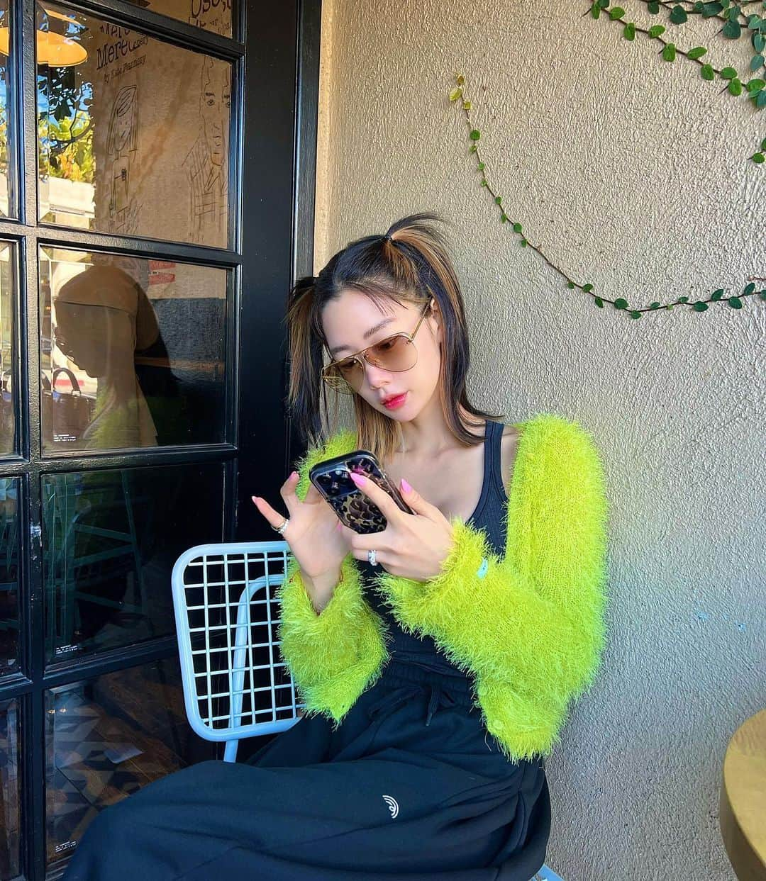 クララさんのインスタグラム写真 - (クララInstagram)「Happy Tuesday💚💙  #actressclara #클라라 #fiveline #파이브라인 #louisvuitton #nike #instantfunk #ootd #fashion」2月8日 15時42分 - actressclara