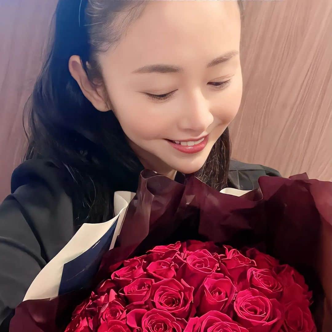 杉原杏璃のインスタグラム：「こんにちはー☀️  事務所にアニバーサリーのお花や贈り物💐🎁ありがとうございます😊  大切にします❤️  今日も一日、楽しんで頑張ろー♫♫」