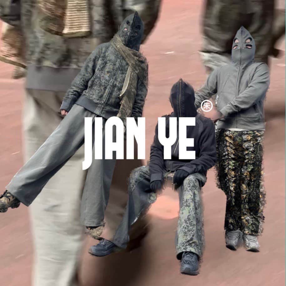 beams_harajuku_officialさんのインスタグラム写真 - (beams_harajuku_officialInstagram)「… JIAN YE × BEAMS 2.11(Sat.) Release at BEAMS HARAJUKU . 新世代が主導するプロジェクト「FUTURE ARCHIVE」。 今回は、2021AWから始動した新進気鋭のブランド「JIAN YE」とのコラボレーションアイテムをローンチ。 若干24歳のデザイナーが手がける服作りにはゲーム性や機能性、アジアンテイストを意識したデザインが反映されており、 特殊部隊をテーマにしたコレクション等ユニークな表現が特徴。 最近では「SABUKARU」とのコラボレーションでも話題となった、若手最注目株のブランドです。  JIAN YEのシグネチャーである「マスクフーディ」と「スウェットパンツ」をベースに この企画の為のオリジナルカモフラージュ柄をプリントしたアイテムを別注依頼。  「FUTURE ARCHIVE」と「JIAN YE」の初となるコラボレーション。 是非この機会をお見逃しなく . @jianye.official @futurearchive_beams @beams_mens_casual @beams_harajuku #futurearchive #antivintage」2月8日 15時50分 - beams_harajuku