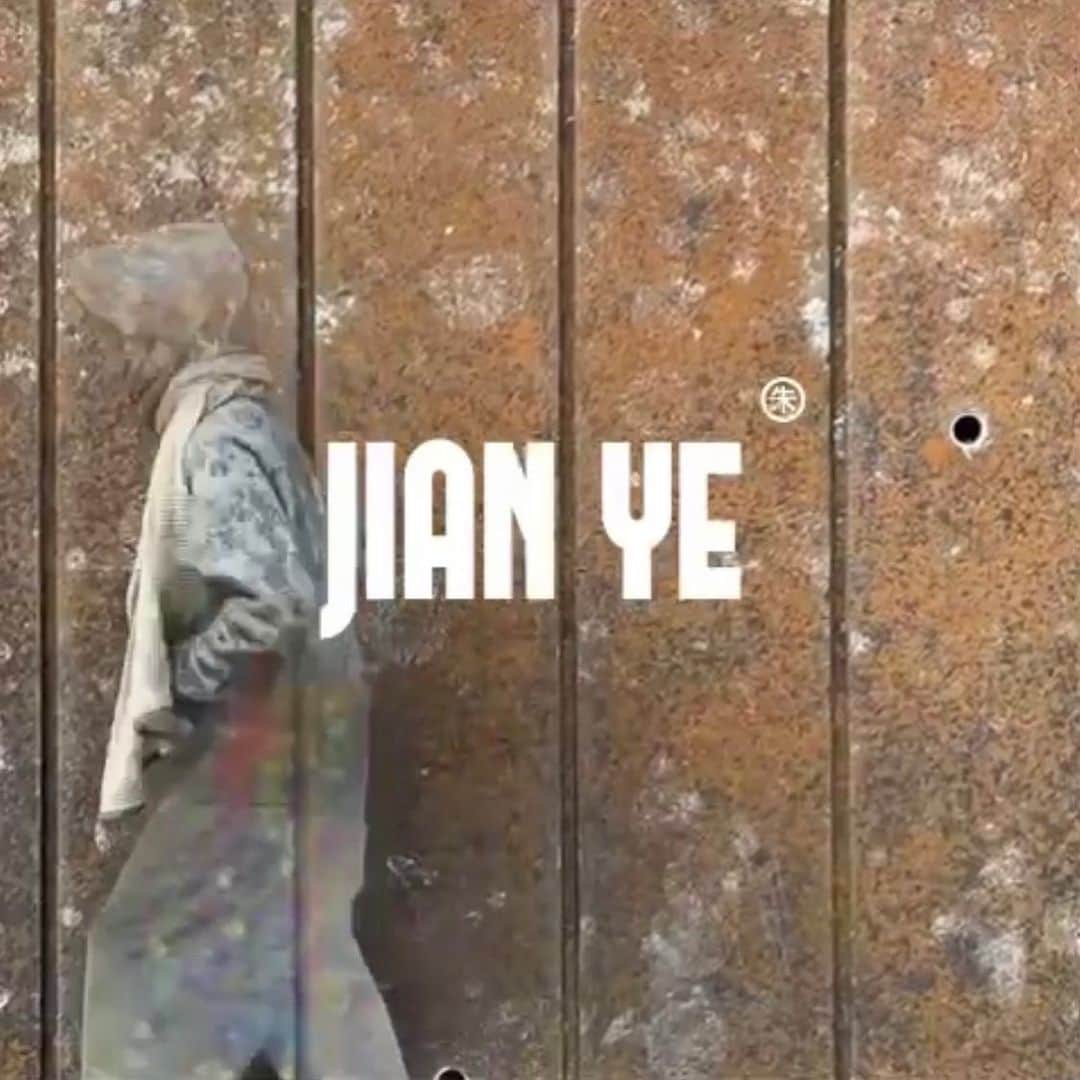 beams_harajuku_officialさんのインスタグラム写真 - (beams_harajuku_officialInstagram)「… JIAN YE × BEAMS 2.11(Sat.) Release at BEAMS HARAJUKU . 新世代が主導するプロジェクト「FUTURE ARCHIVE」。 今回は、2021AWから始動した新進気鋭のブランド「JIAN YE」とのコラボレーションアイテムをローンチ。 若干24歳のデザイナーが手がける服作りにはゲーム性や機能性、アジアンテイストを意識したデザインが反映されており、 特殊部隊をテーマにしたコレクション等ユニークな表現が特徴。 最近では「SABUKARU」とのコラボレーションでも話題となった、若手最注目株のブランドです。  JIAN YEのシグネチャーである「マスクフーディ」と「スウェットパンツ」をベースに この企画の為のオリジナルカモフラージュ柄をプリントしたアイテムを別注依頼。  「FUTURE ARCHIVE」と「JIAN YE」の初となるコラボレーション。 是非この機会をお見逃しなく . @jianye.official @futurearchive_beams @beams_mens_casual @beams_harajuku #futurearchive #antivintage」2月8日 15時50分 - beams_harajuku