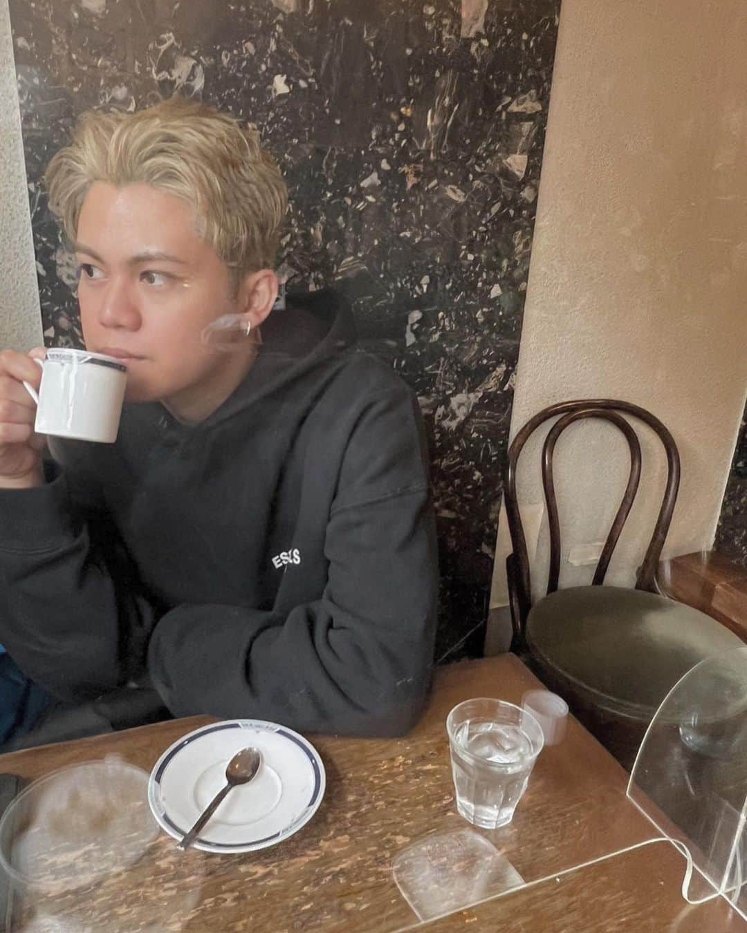 SAMのインスタグラム：「Black coffee always makes me chill☕️  コーヒーは世界を救うキャロル。  #coffeetime #single #comfy #comfystyle」